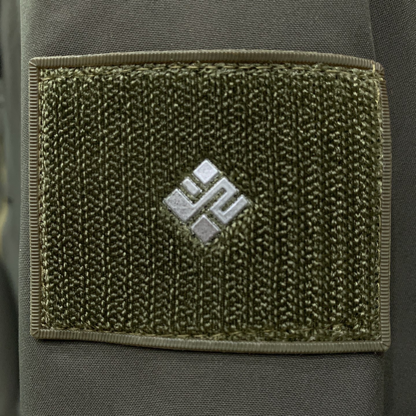 P凯乐石棉服25ss早秋【新品】秋冬专柜新款休闲棉服外套！超前卫设计风格 细腻舒适 穿着非常轻便不易起皱