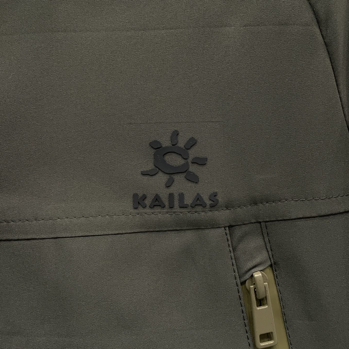 P凯乐石棉服25ss早秋【新品】秋冬专柜新款休闲棉服外套！超前卫设计风格 细腻舒适 穿着非常轻便不易起皱