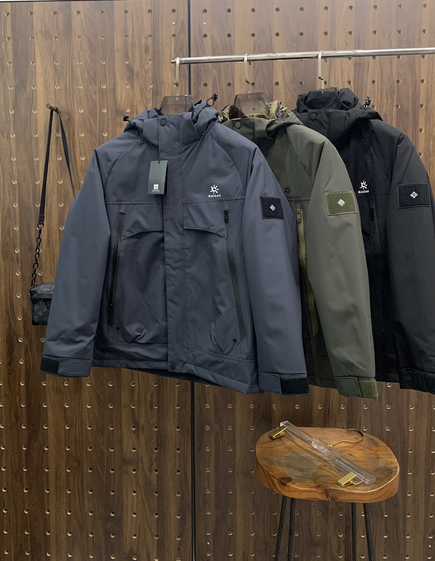 P凯乐石棉服25ss早秋【新品】秋冬专柜新款休闲棉服外套！超前卫设计风格 细腻舒适 穿着非常轻便不易起皱