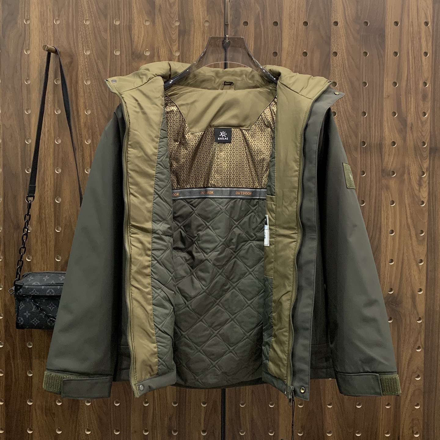 P凯乐石棉服25ss早秋【新品】秋冬专柜新款休闲棉服外套！超前卫设计风格 细腻舒适 穿着非常轻便不易起皱