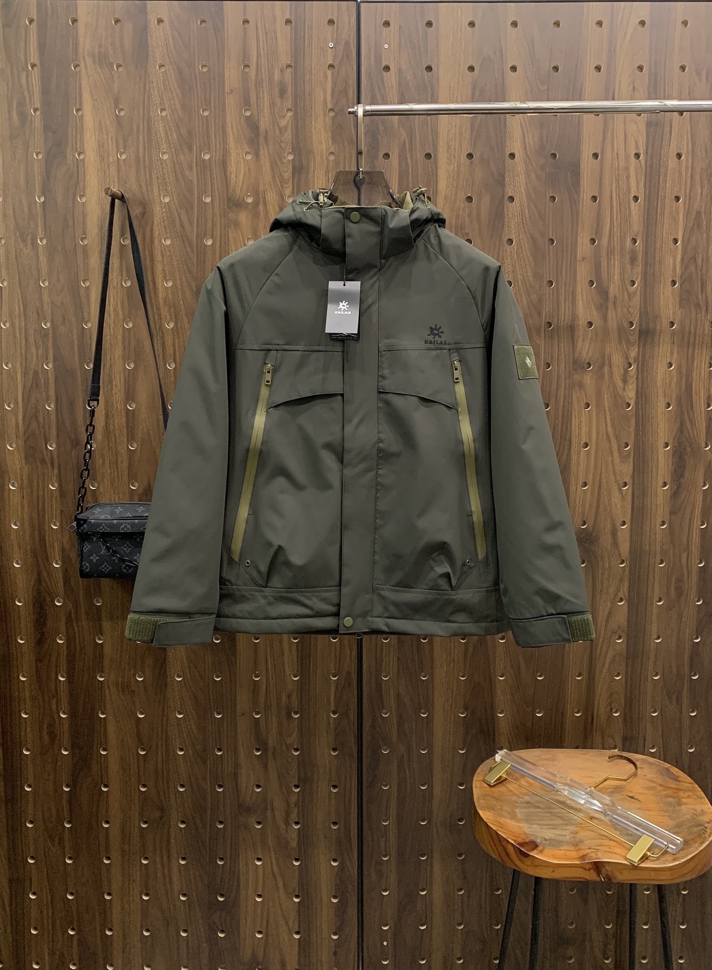 P凯乐石棉服25ss早秋【新品】秋冬专柜新款休闲棉服外套！超前卫设计风格 细腻舒适 穿着非常轻便不易起皱