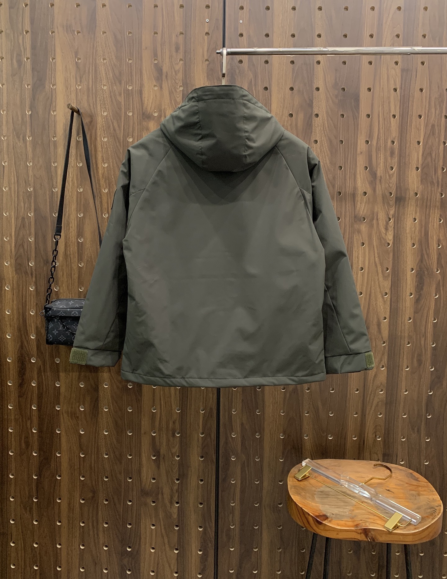 P凯乐石棉服25ss早秋【新品】秋冬专柜新款休闲棉服外套！超前卫设计风格 细腻舒适 穿着非常轻便不易起皱