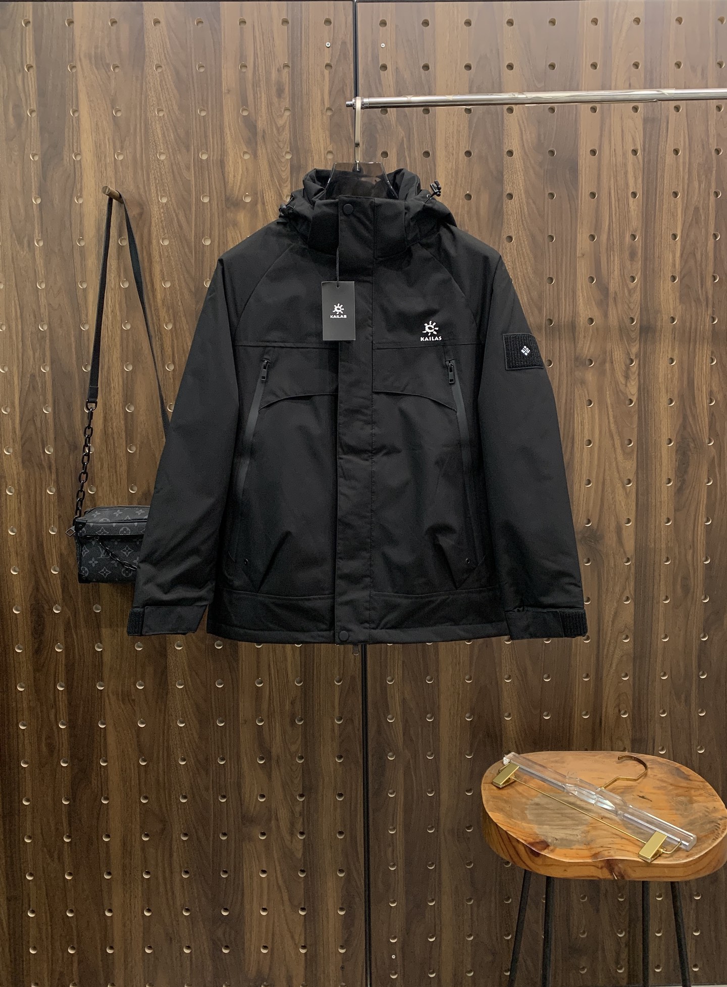 P凯乐石棉服25ss早秋【新品】秋冬专柜新款休闲棉服外套！超前卫设计风格 细腻舒适 穿着非常轻便不易起皱