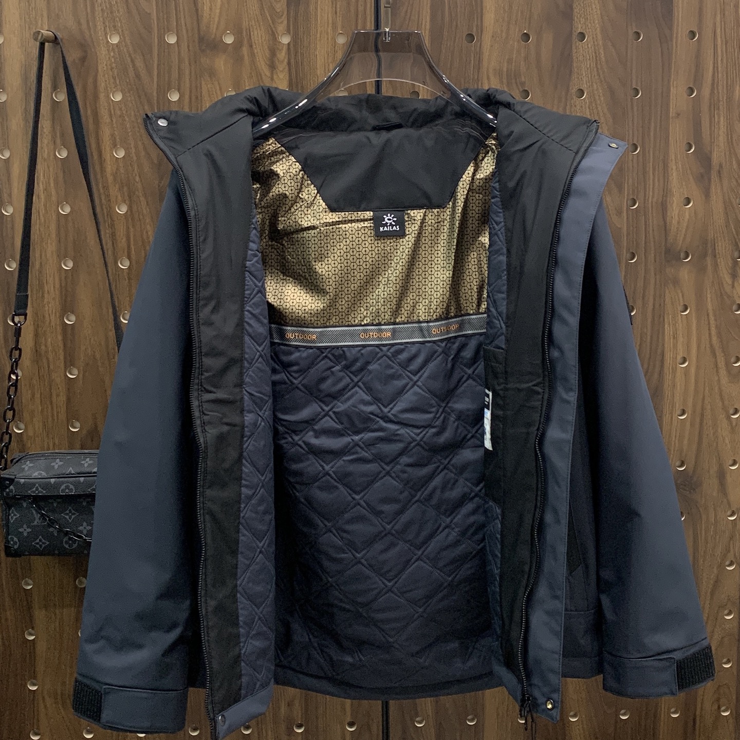 P凯乐石棉服25ss早秋【新品】秋冬专柜新款休闲棉服外套！超前卫设计风格 细腻舒适 穿着非常轻便不易起皱