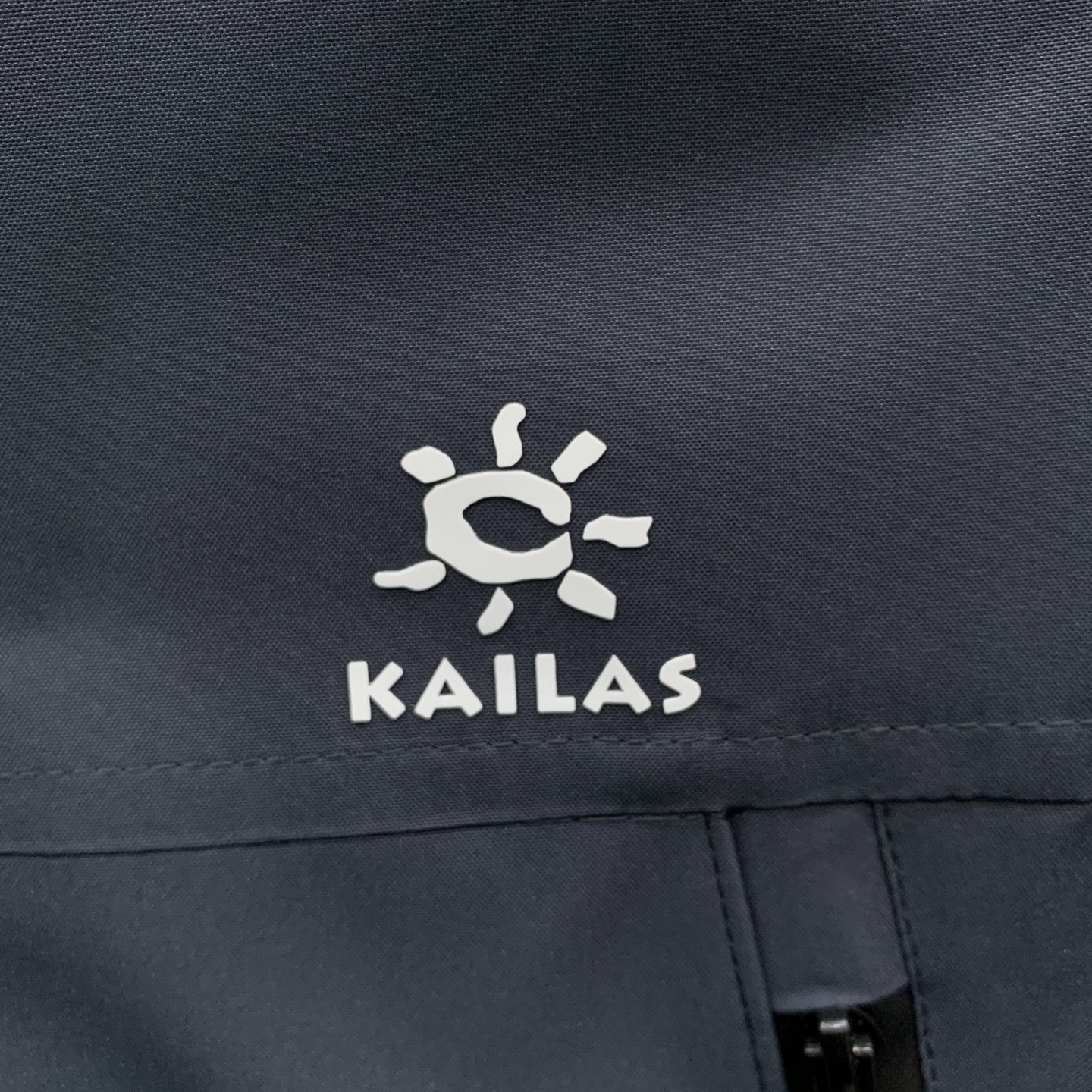 P凯乐石棉服25ss早秋【新品】秋冬专柜新款休闲棉服外套！超前卫设计风格 细腻舒适 穿着非常轻便不易起皱