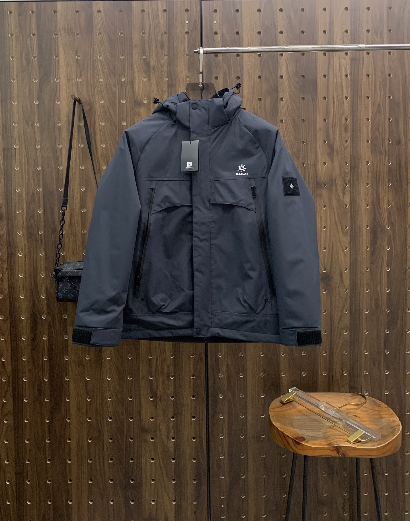 P凯乐石棉服25ss早秋【新品】秋冬专柜新款休闲棉服外套！超前卫设计风格 细腻舒适 穿着非常轻便不易起皱