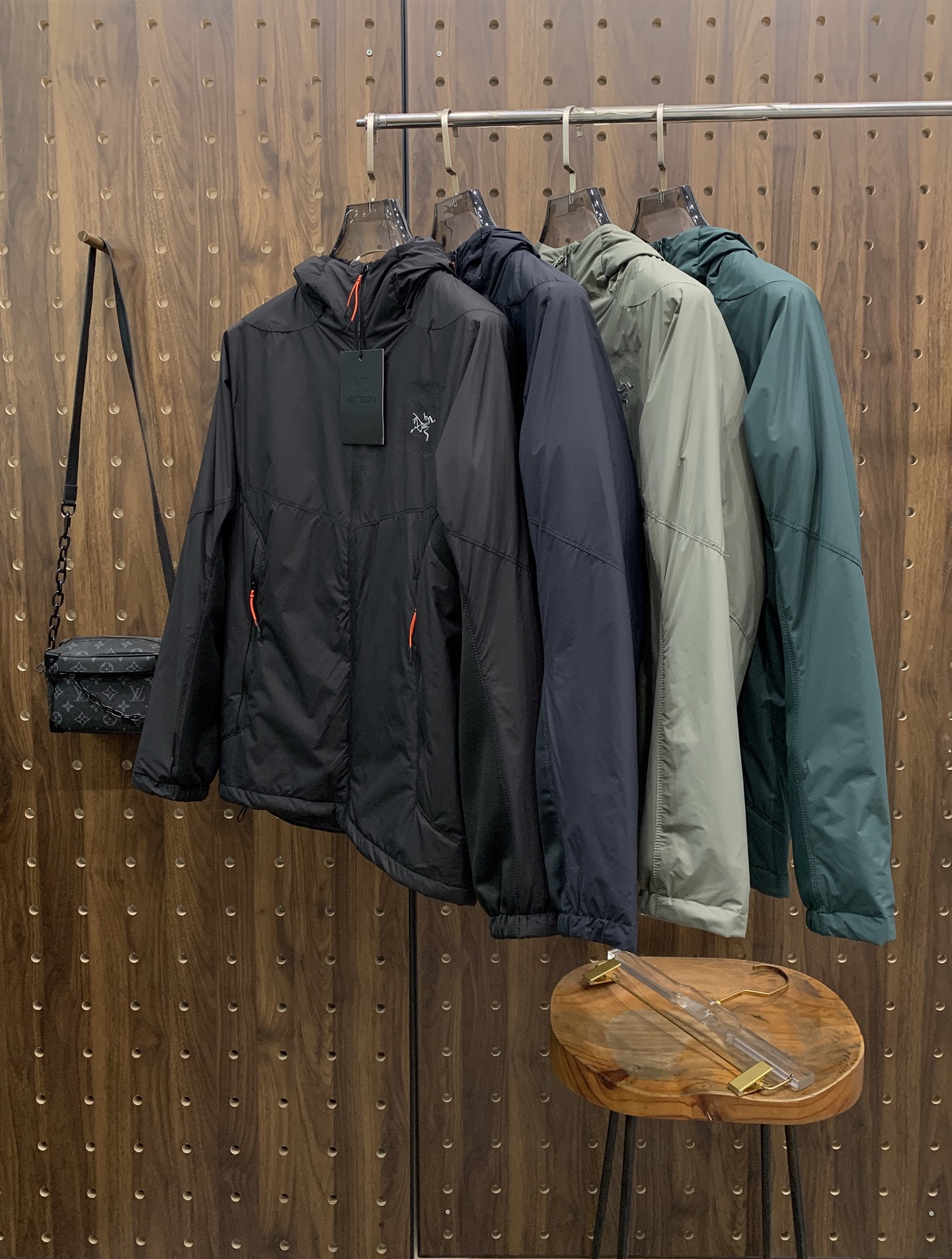 P始祖鸟棉服25ss早秋【新品】秋冬专柜新款休闲棉服外套！超前卫设计风格 细腻舒适 穿着非常轻便不易起皱