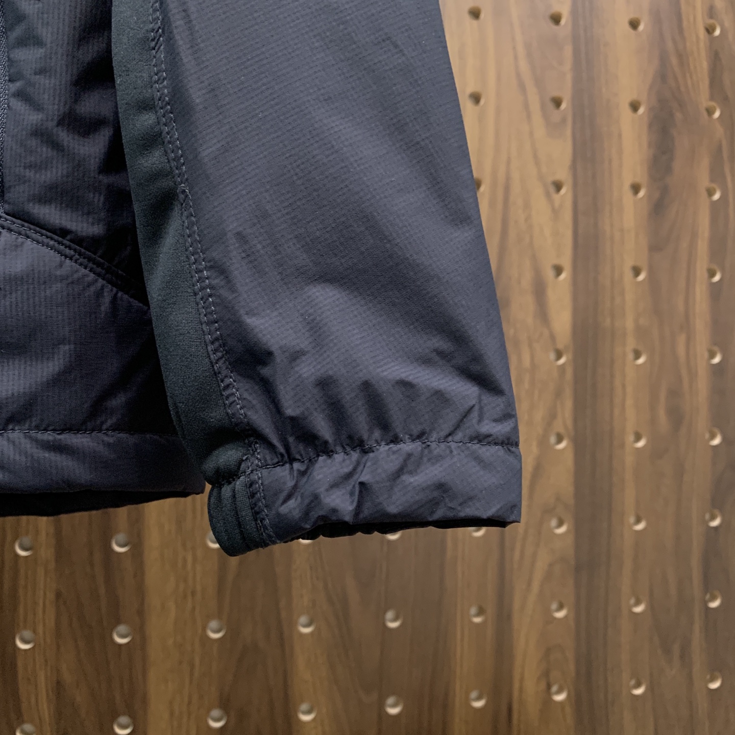 P始祖鸟棉服25ss早秋【新品】秋冬专柜新款休闲棉服外套！超前卫设计风格 细腻舒适 穿着非常轻便不易起皱