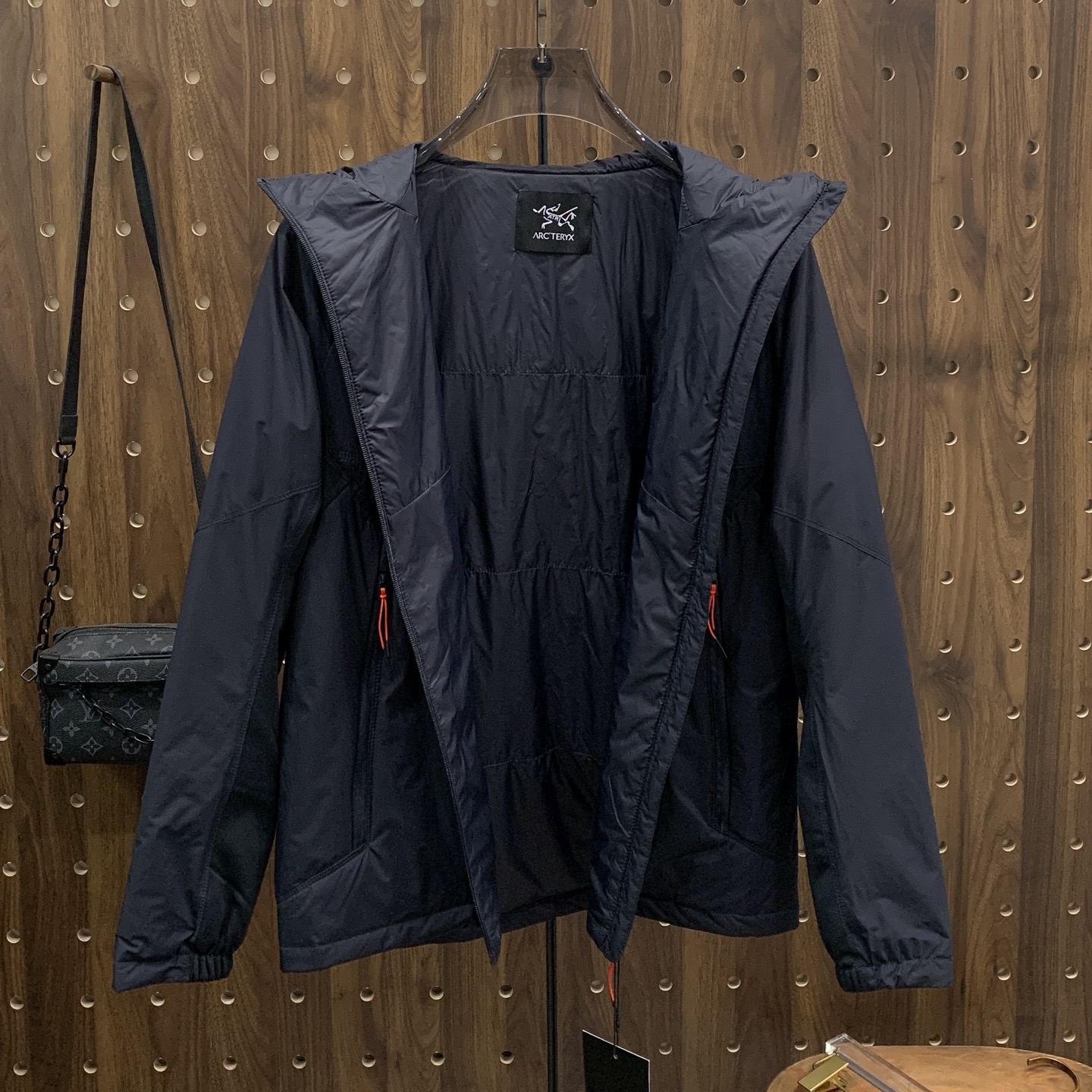 P始祖鸟棉服25ss早秋【新品】秋冬专柜新款休闲棉服外套！超前卫设计风格 细腻舒适 穿着非常轻便不易起皱