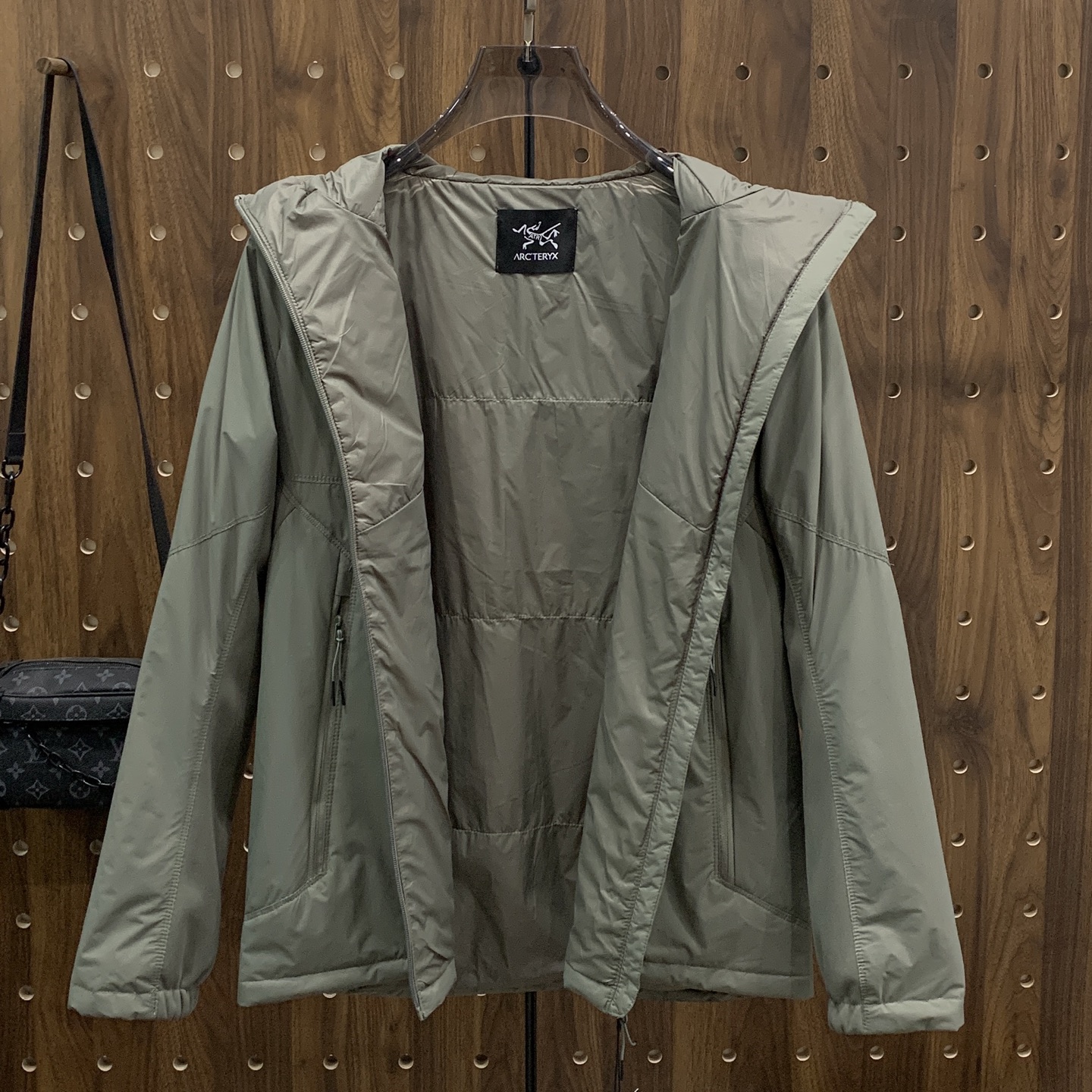 P始祖鸟棉服25ss早秋【新品】秋冬专柜新款休闲棉服外套！超前卫设计风格 细腻舒适 穿着非常轻便不易起皱