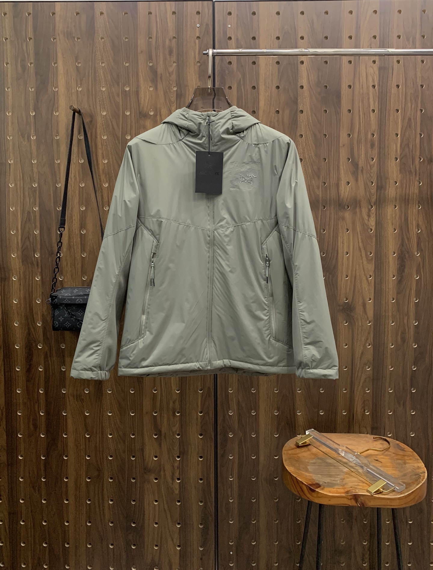 P始祖鸟棉服25ss早秋【新品】秋冬专柜新款休闲棉服外套！超前卫设计风格 细腻舒适 穿着非常轻便不易起皱