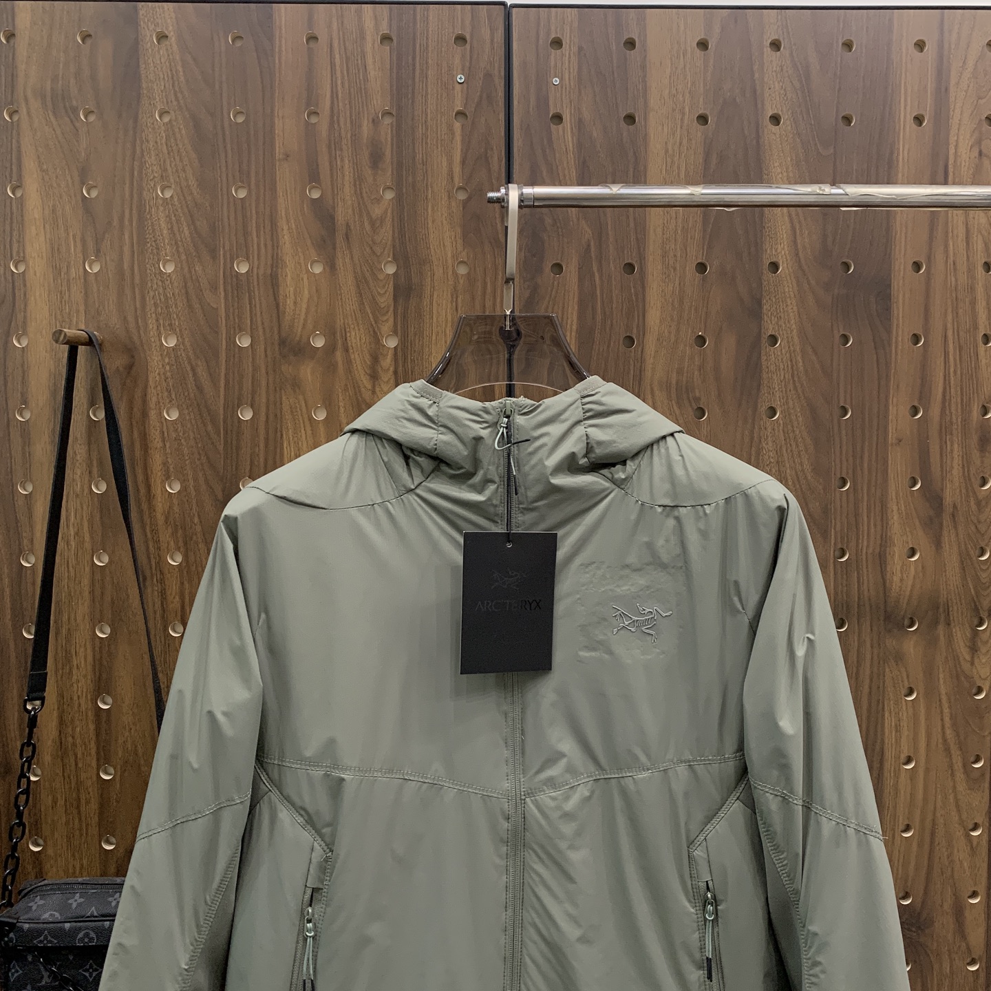 P始祖鸟棉服25ss早秋【新品】秋冬专柜新款休闲棉服外套！超前卫设计风格 细腻舒适 穿着非常轻便不易起皱