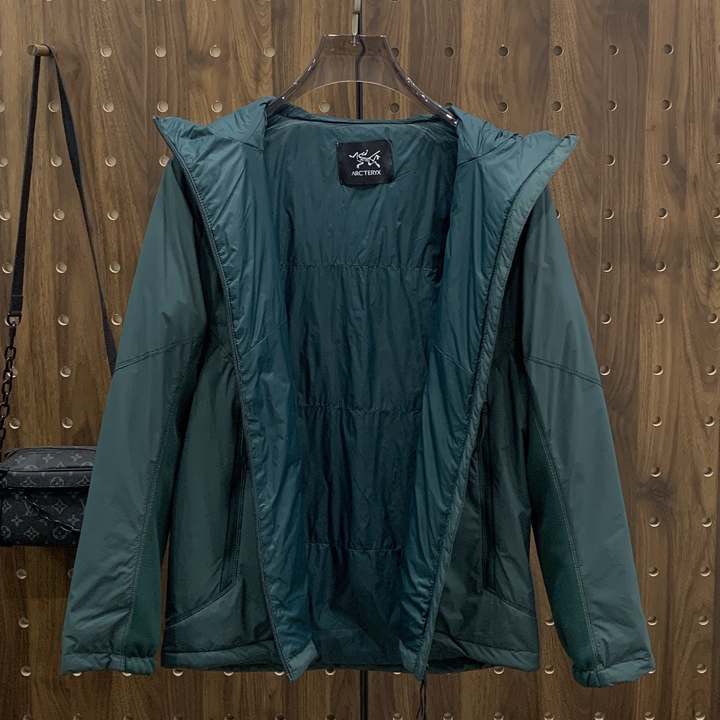 P始祖鸟棉服25ss早秋【新品】秋冬专柜新款休闲棉服外套！超前卫设计风格 细腻舒适 穿着非常轻便不易起皱