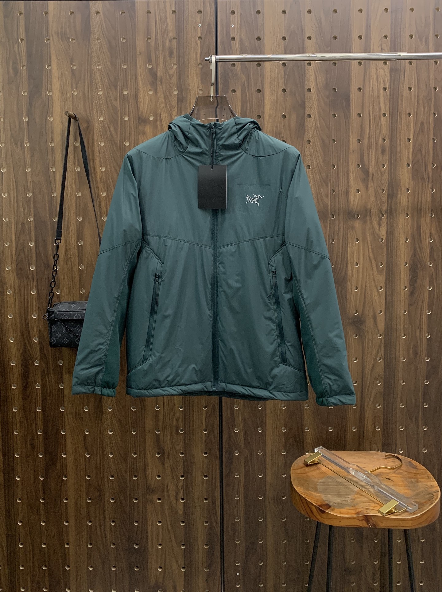 P始祖鸟棉服25ss早秋【新品】秋冬专柜新款休闲棉服外套！超前卫设计风格 细腻舒适 穿着非常轻便不易起皱