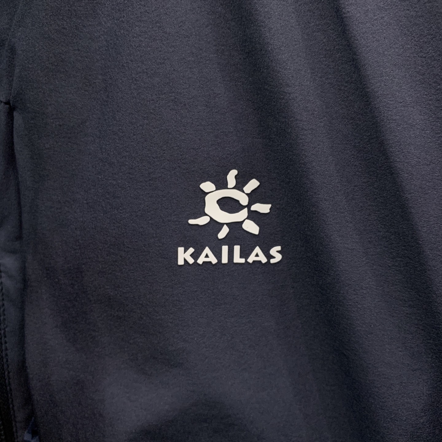 P凯乐石棉服25ss早秋【新品】秋冬专柜新款休闲棉服外套！超前卫设计风格 细腻舒适 穿着非常轻便不易起皱