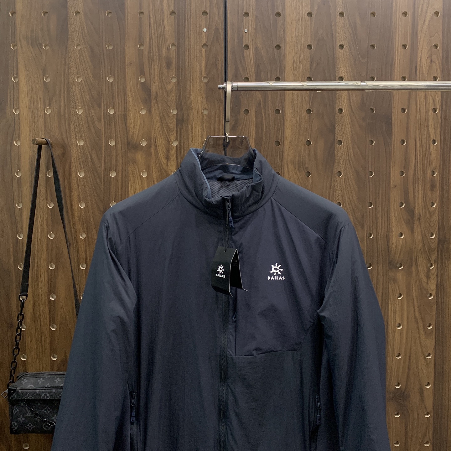 P凯乐石棉服25ss早秋【新品】秋冬专柜新款休闲棉服外套！超前卫设计风格 细腻舒适 穿着非常轻便不易起皱