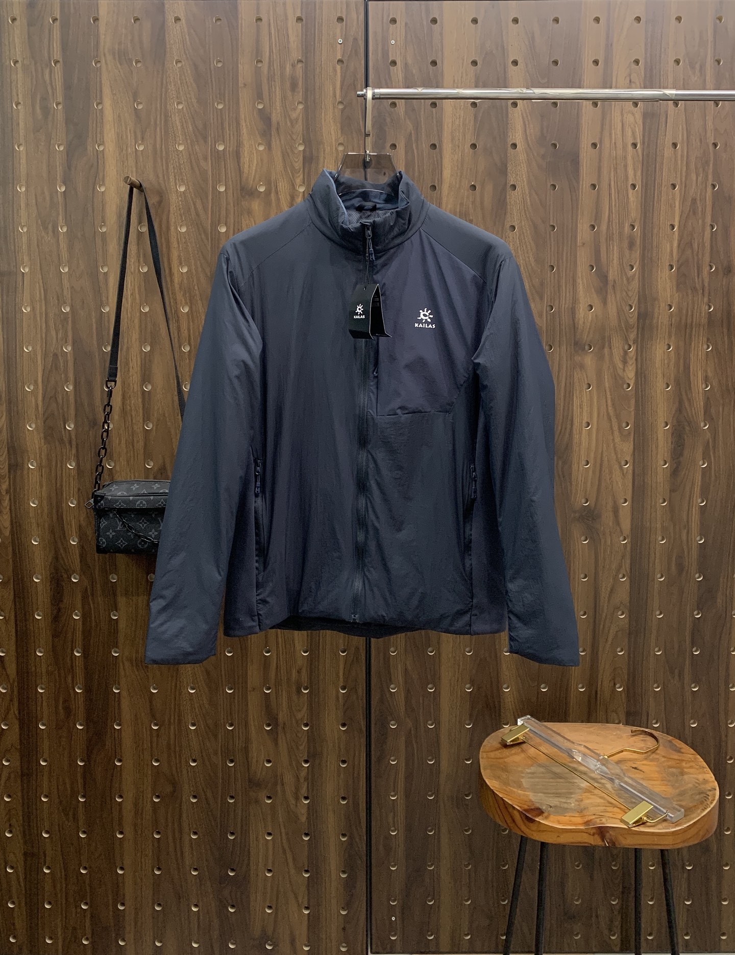 P凯乐石棉服25ss早秋【新品】秋冬专柜新款休闲棉服外套！超前卫设计风格 细腻舒适 穿着非常轻便不易起皱