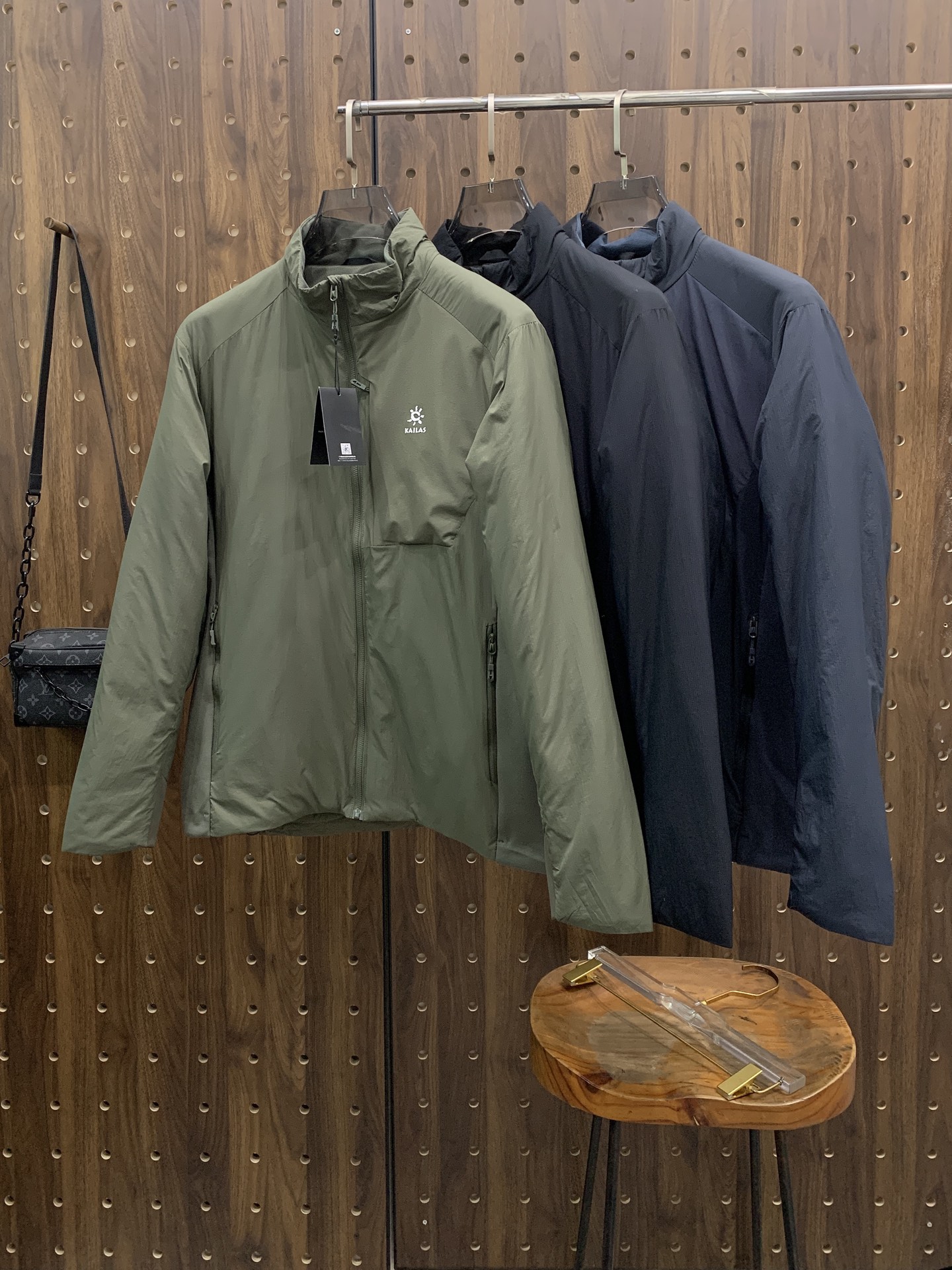 P凯乐石棉服25ss早秋【新品】秋冬专柜新款休闲棉服外套！超前卫设计风格 细腻舒适 穿着非常轻便不易起皱