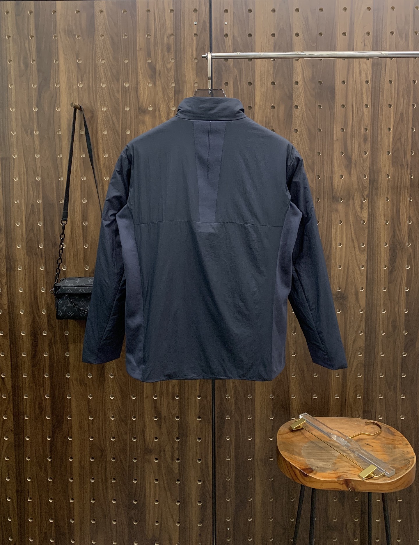 P凯乐石棉服25ss早秋【新品】秋冬专柜新款休闲棉服外套！超前卫设计风格 细腻舒适 穿着非常轻便不易起皱