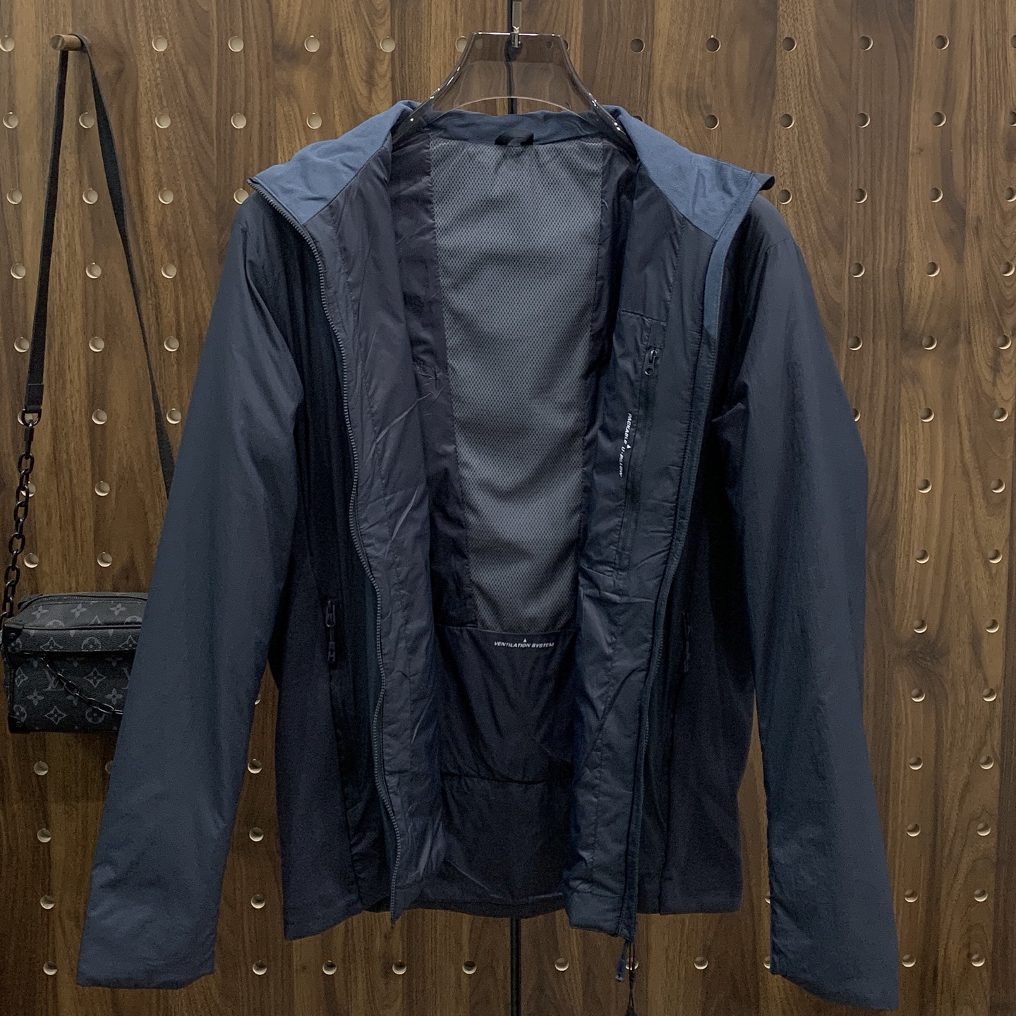 P凯乐石棉服25ss早秋【新品】秋冬专柜新款休闲棉服外套！超前卫设计风格 细腻舒适 穿着非常轻便不易起皱