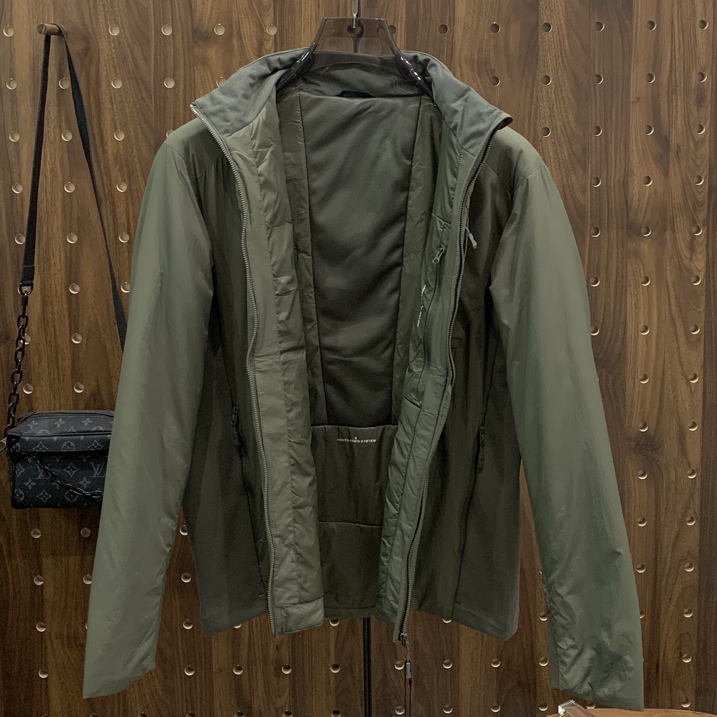 P凯乐石棉服25ss早秋【新品】秋冬专柜新款休闲棉服外套！超前卫设计风格 细腻舒适 穿着非常轻便不易起皱