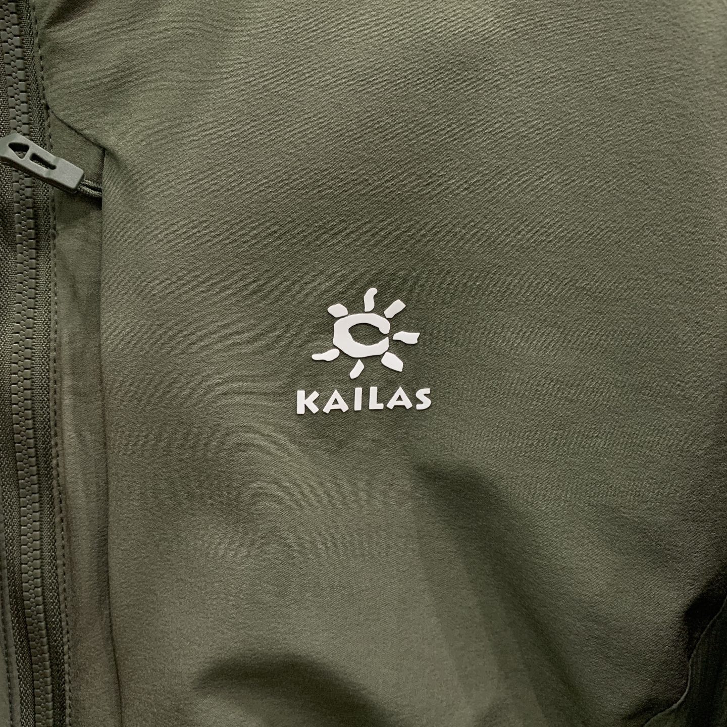 P凯乐石棉服25ss早秋【新品】秋冬专柜新款休闲棉服外套！超前卫设计风格 细腻舒适 穿着非常轻便不易起皱