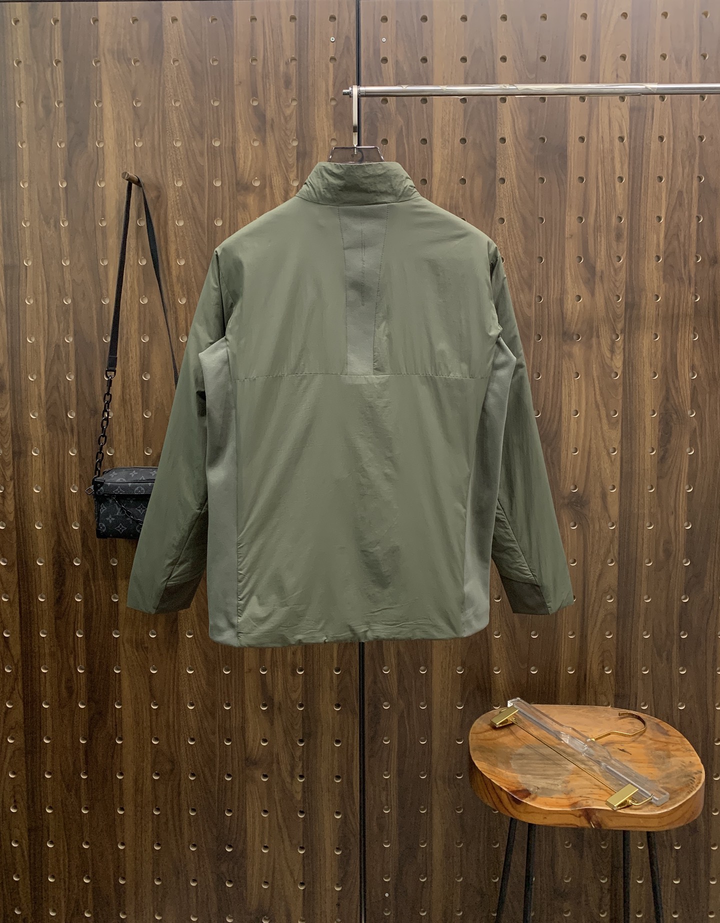 P凯乐石棉服25ss早秋【新品】秋冬专柜新款休闲棉服外套！超前卫设计风格 细腻舒适 穿着非常轻便不易起皱