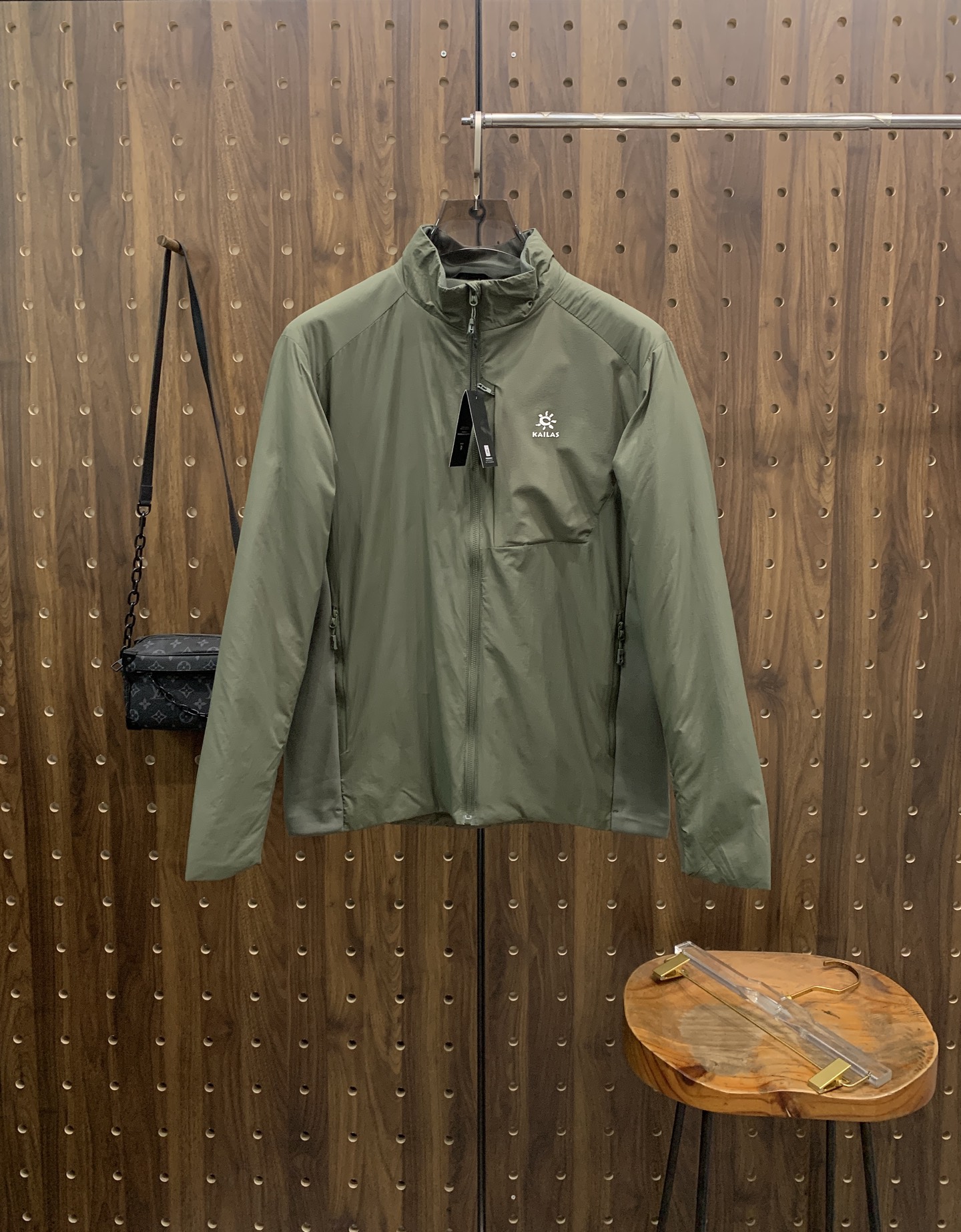 P凯乐石棉服25ss早秋【新品】秋冬专柜新款休闲棉服外套！超前卫设计风格 细腻舒适 穿着非常轻便不易起皱