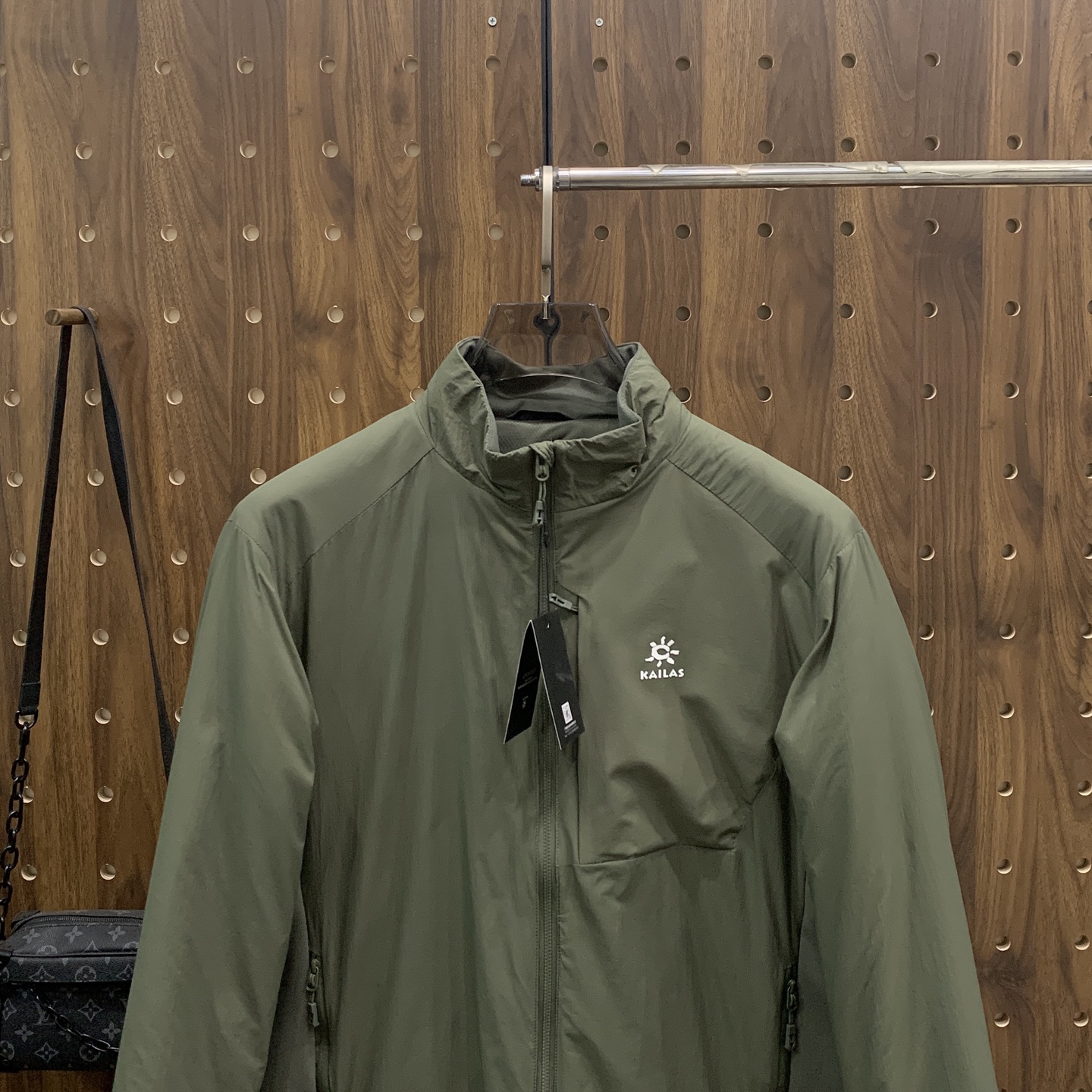 P凯乐石棉服25ss早秋【新品】秋冬专柜新款休闲棉服外套！超前卫设计风格 细腻舒适 穿着非常轻便不易起皱