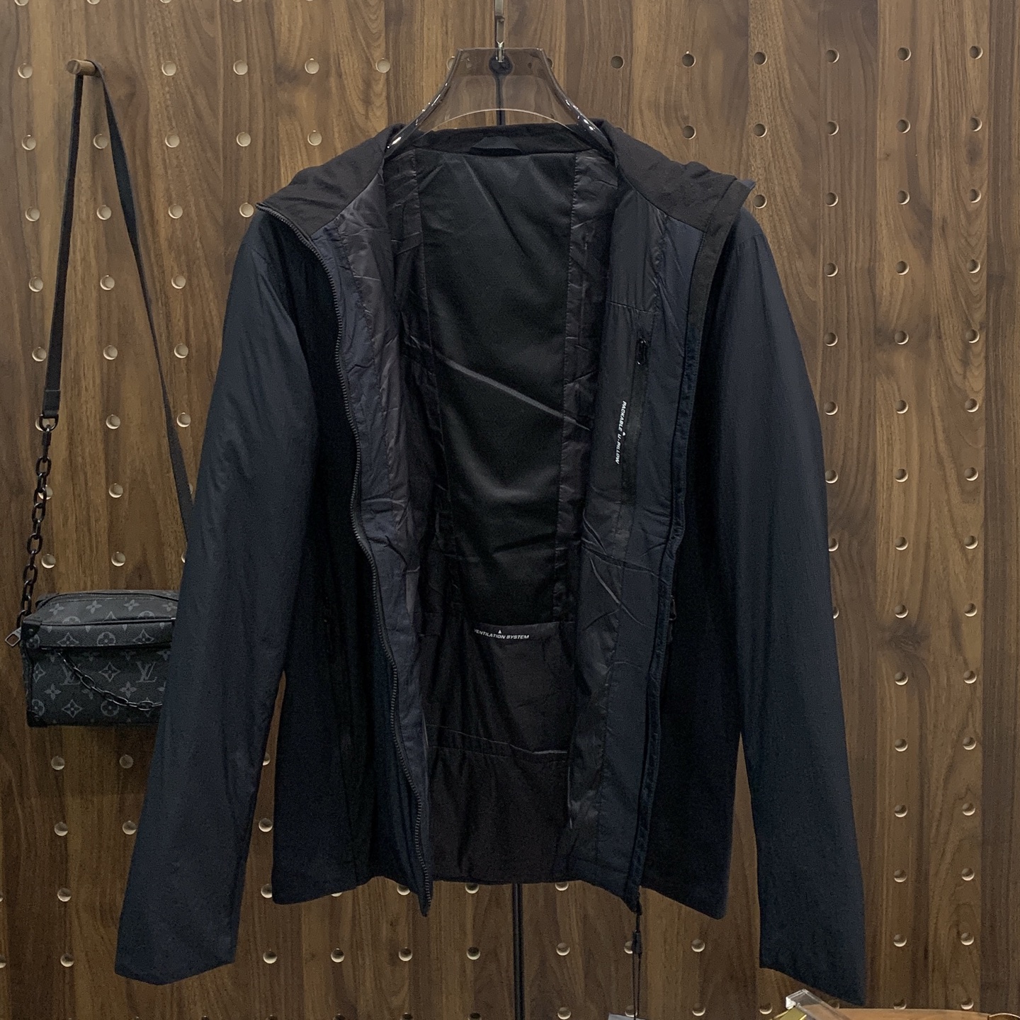 P凯乐石棉服25ss早秋【新品】秋冬专柜新款休闲棉服外套！超前卫设计风格 细腻舒适 穿着非常轻便不易起皱