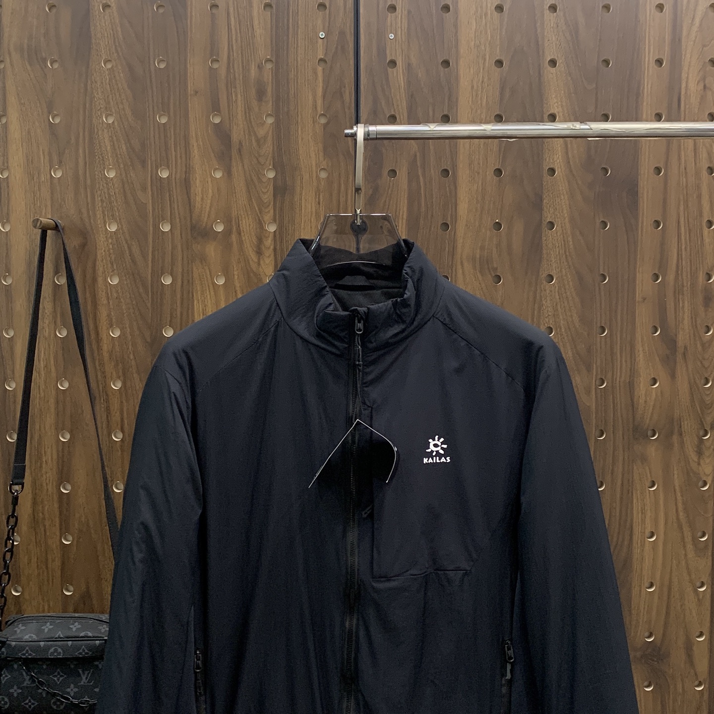 P凯乐石棉服25ss早秋【新品】秋冬专柜新款休闲棉服外套！超前卫设计风格 细腻舒适 穿着非常轻便不易起皱