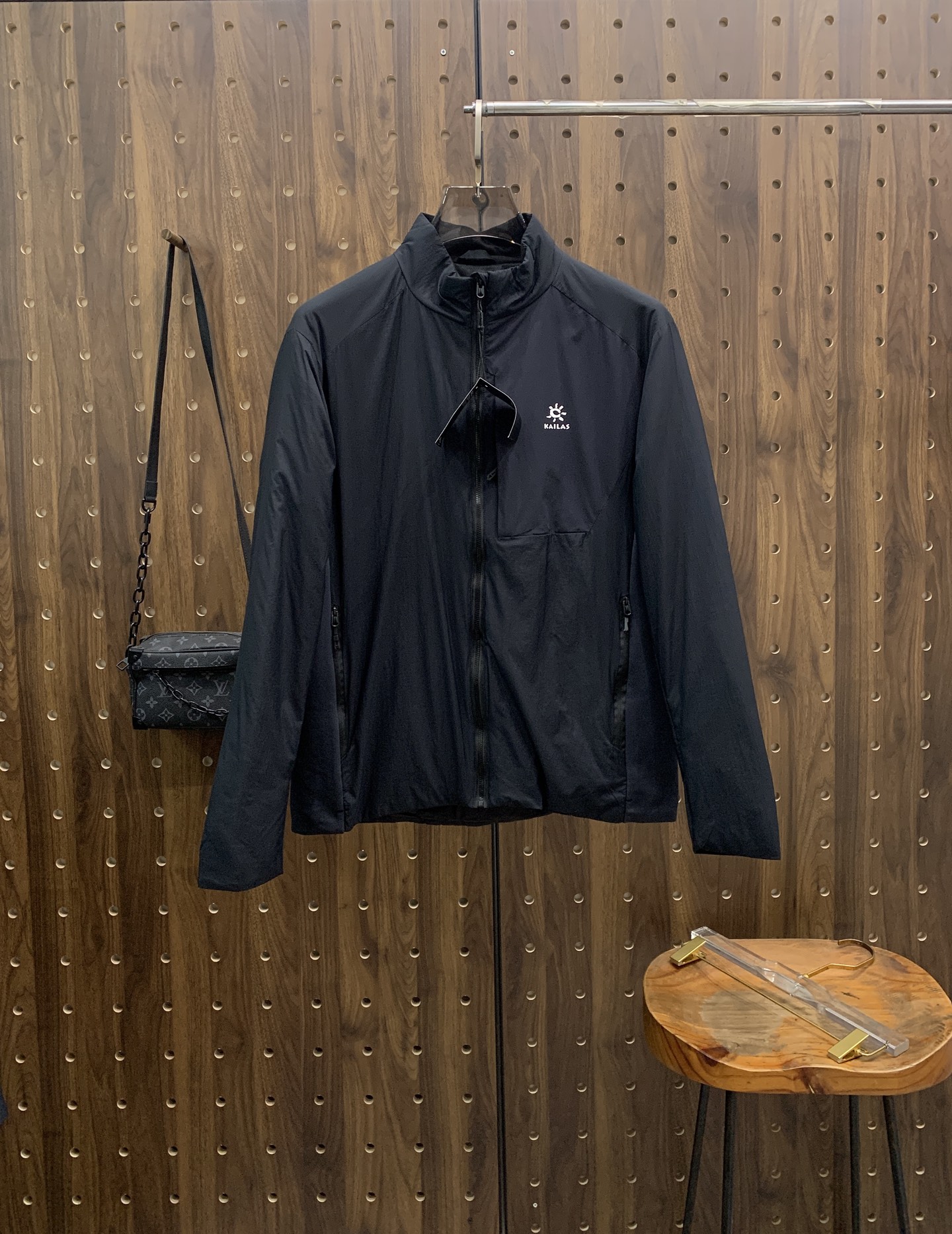 P凯乐石棉服25ss早秋【新品】秋冬专柜新款休闲棉服外套！超前卫设计风格 细腻舒适 穿着非常轻便不易起皱