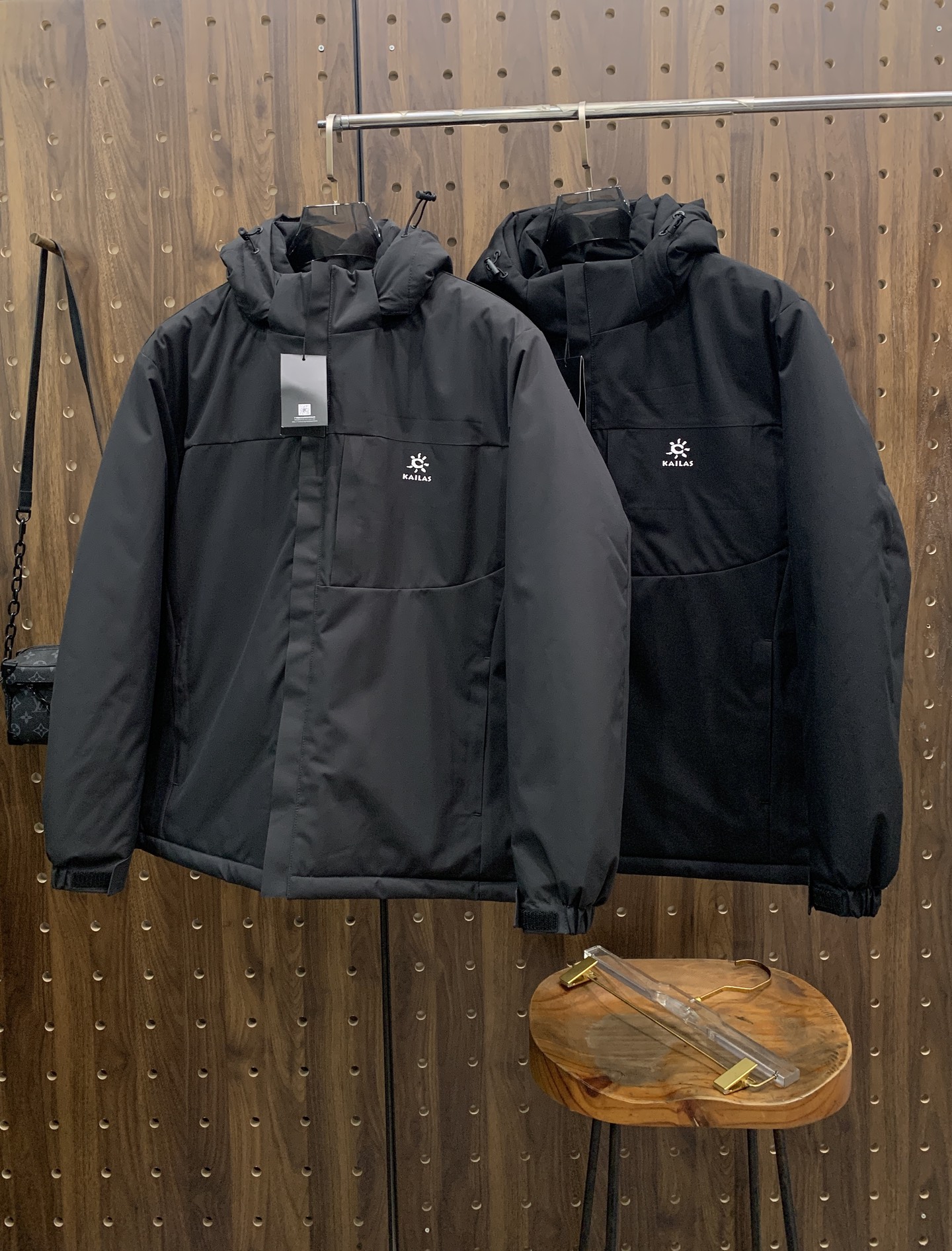 P凯乐石棉服25ss早秋【新品】秋冬专柜新款休闲棉服外套！超前卫设计风格 细腻舒适 穿着非常轻便不易起皱