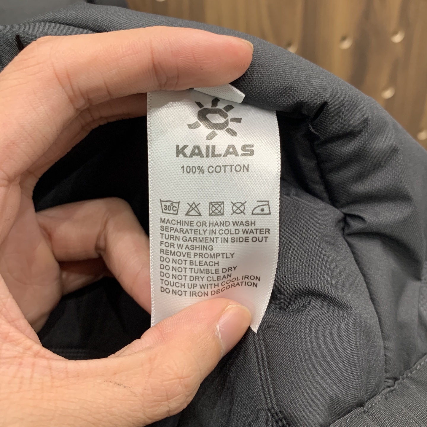 P凯乐石棉服25ss早秋【新品】秋冬专柜新款休闲棉服外套！超前卫设计风格 细腻舒适 穿着非常轻便不易起皱