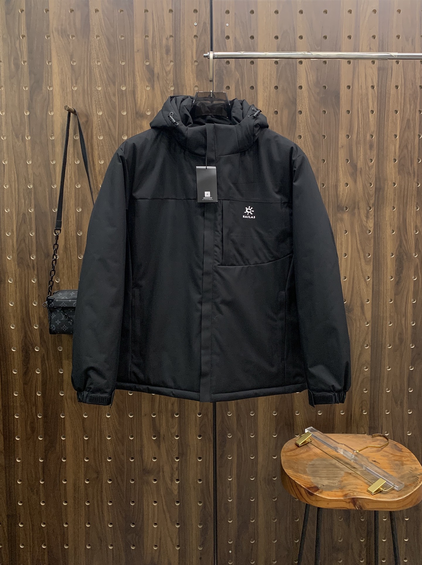 P凯乐石棉服25ss早秋【新品】秋冬专柜新款休闲棉服外套！超前卫设计风格 细腻舒适 穿着非常轻便不易起皱