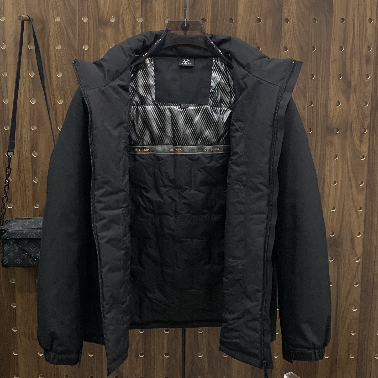 P凯乐石棉服25ss早秋【新品】秋冬专柜新款休闲棉服外套！超前卫设计风格 细腻舒适 穿着非常轻便不易起皱