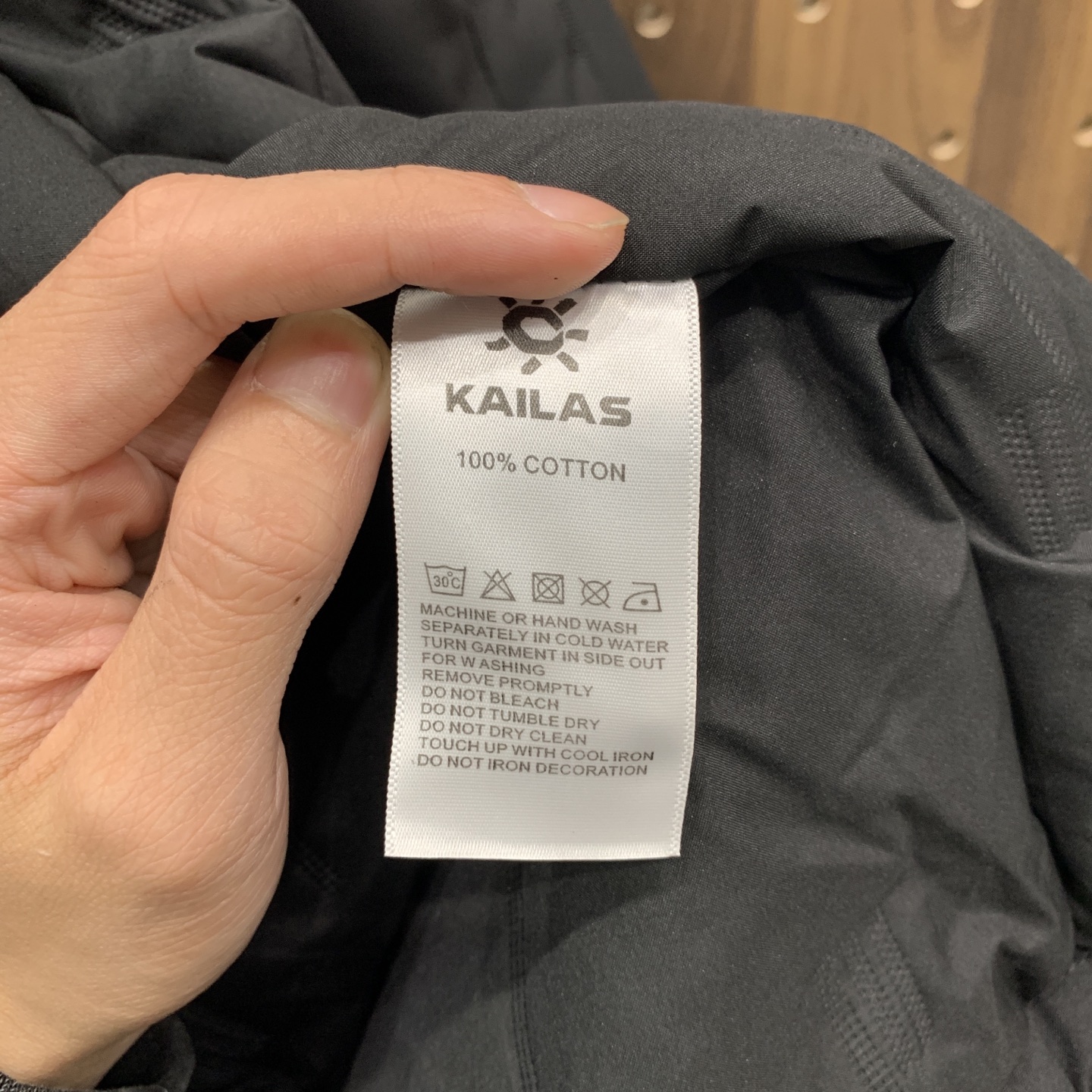 P凯乐石棉服25ss早秋【新品】秋冬专柜新款休闲棉服外套！超前卫设计风格 细腻舒适 穿着非常轻便不易起皱