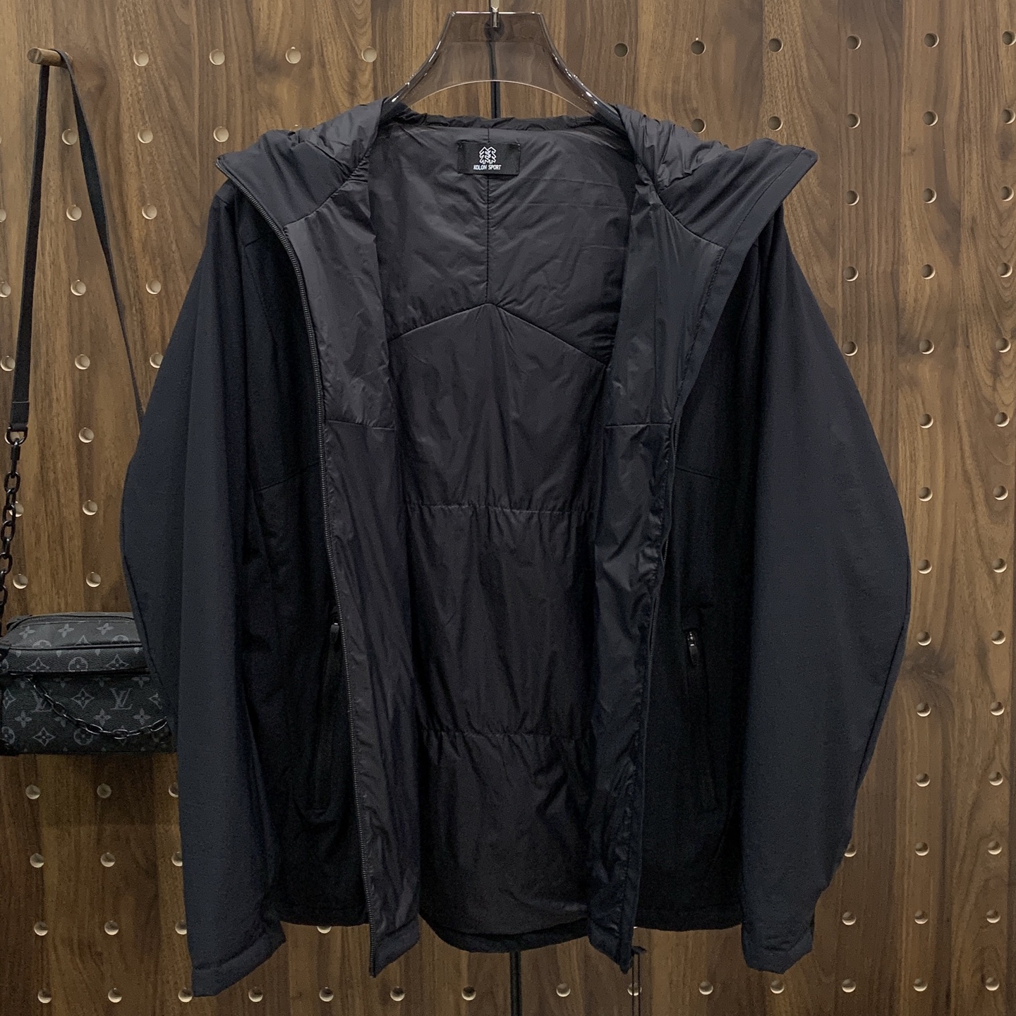 P可隆棉服25ss早秋【新品】秋冬专柜新款休闲棉服外套！超前卫设计风格 细腻舒适 穿着非常轻便不易起皱。