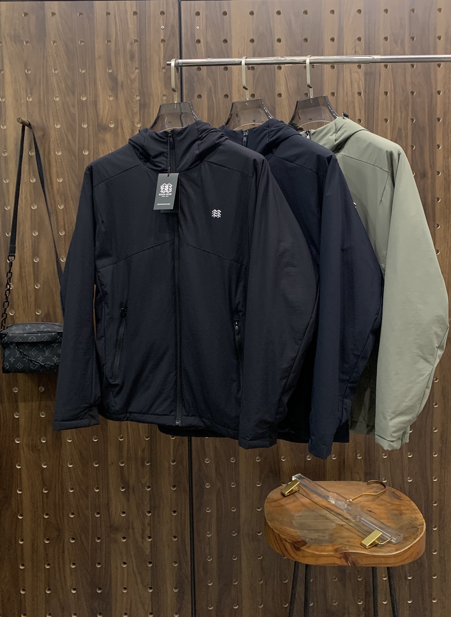 P可隆棉服25ss早秋【新品】秋冬专柜新款休闲棉服外套！超前卫设计风格 细腻舒适 穿着非常轻便不易起皱。