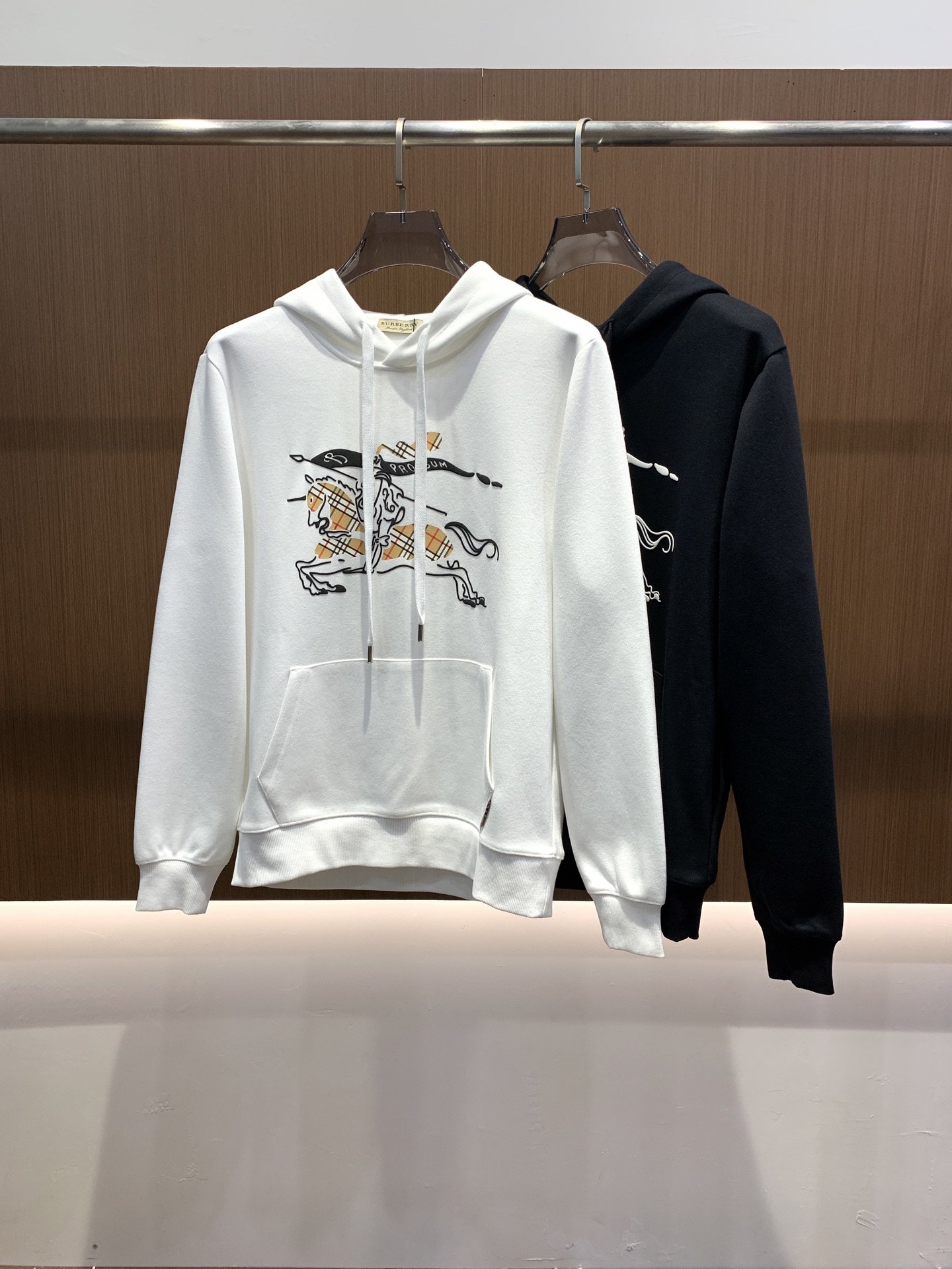 🌾巴宝莉25SS【新品】最新最顶级版本精美工艺连帽卫衣，最顶级的品质专柜原单套头衫，顶级制作工艺进口面料