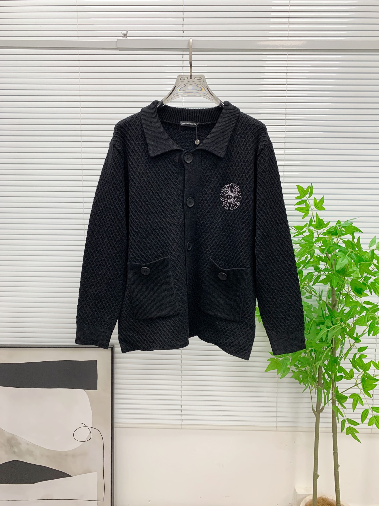 NO:703751,[Supports replacement after the year] New wool knitted jacket with Crow Heart logo. This black knitted jacket, the TB logo on the chest is super recognizable, and the 3D three-dimensional embroidery appears in green. It is low-key and luxurious. The back hem is matched with a classic war horse. The front and back echo high-quality wool knitted fabrics, soft and comfortable, daily or  It can be easily used for light business. Zipper closure + symmetrical pockets, practical and fashionable, ribbed cuffs and hem, perfect for warmth! Pair it with jeans or casual pants in autumn and winter, and you can easily get a simple and high-end feel ~ Size M-3XL (L is recommended for 175/140 pounds), chrome  hearts,jeans,jackets & coats,19860909【支持年后退换】克罗心徽标新款羊毛针织夹克.这款黑色针织夹克,胸前TB徽标超有辨识度,3D立体刺绣绿色呈现.低调又奢华.后背下摆搭配经典战马.前后呼应高品质羊毛针织面料,柔软舒适,日常或轻商务都能轻松驾驭.拉链开合+对称口袋,实用又时髦,袖口和下摆罗纹收口,保暖力满分!秋冬搭配牛仔裤或休闲裤,轻松get简约高级感~码数M-3XL（175/140斤建议L）,,chrome hearts,jeans,jackets & coats,,Men's clothing