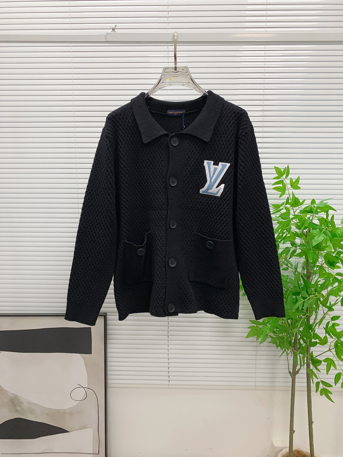 NO:703755,[Supports exchange after the year] New wool knitted jacket with LV logo. This black knitted jacket, the TB logo on the chest is super recognizable, and the 3D three-dimensional embroidery appears in green. It is low-key and luxurious. The back hem is matched with a classic war horse. The front and back echo the high-quality wool knitted fabric, soft and comfortable, daily or  It can be easily used for light business. Zipper closure + symmetrical pockets, practical and fashionable, ribbed cuffs and hem, perfect for warmth! Pair it with jeans or casual pants in autumn and winter, and you can easily get a simple and high-end feel ~ Size M-3XL (L is recommended for 175/140 pounds), Louis  vuitton,jeans,jackets & coats,19860909【支持年后退换】LV徽标新款羊毛针织夹克.这款黑色针织夹克,胸前TB徽标超有辨识度,3D立体刺绣绿色呈现.低调又奢华.后背下摆搭配经典战马.前后呼应高品质羊毛针织面料,柔软舒适,日常或轻商务都能轻松驾驭.拉链开合+对称口袋,实用又时髦,袖口和下摆罗纹收口,保暖力满分!秋冬搭配牛仔裤或休闲裤,轻松get简约高级感~码数M-3XL（175/140斤建议L）,,louis vuitton,jeans,jackets & coats,,Men's clothing