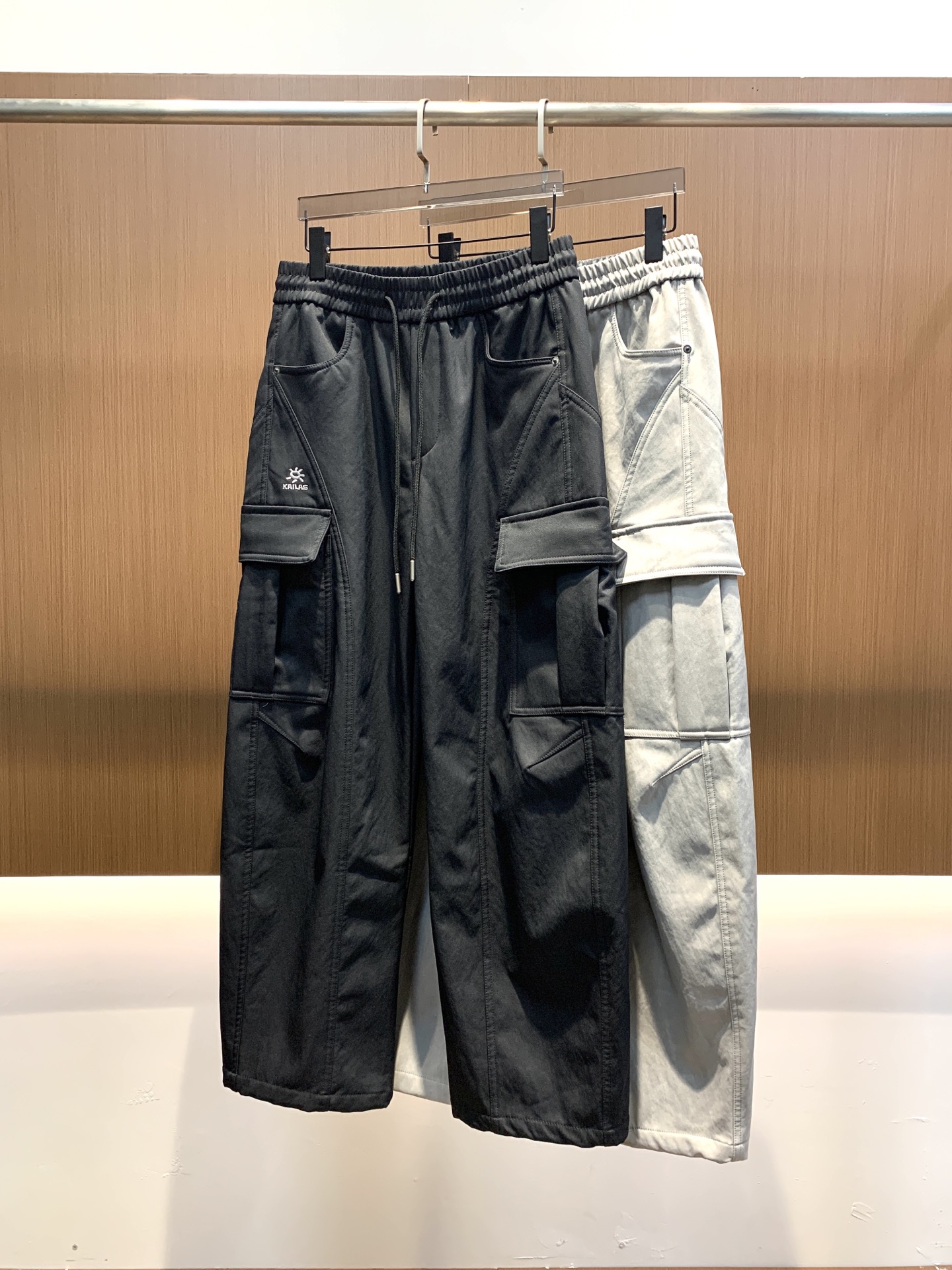 NO:712528,[Supports exchange after the end of the year] Kailer Stone Plush Pants 2025 Autumn and Winter [New Product] New casual pants and sweatpants, embroidered with the iconic brand logo on the pants, customized brand-engraved hardware accessories for customers, highlighting the brand style, carefully crafted from imported fabrics, soft, comfortable and breathable, fashionable and casual items, versatile and good-looking. Size: M-3XL,,19860909【支持年后退换】凯乐石加绒裤2025秋冬【新品】新款休闲裤卫裤,裤身上刺绣标志性品牌标识,客供定制品牌刻印五金配件,彰显品牌格调,进口面料精心打造,柔软舒适透气,时尚休闲单品,百搭好看.尺码:M-3XL,,,Men's clothing