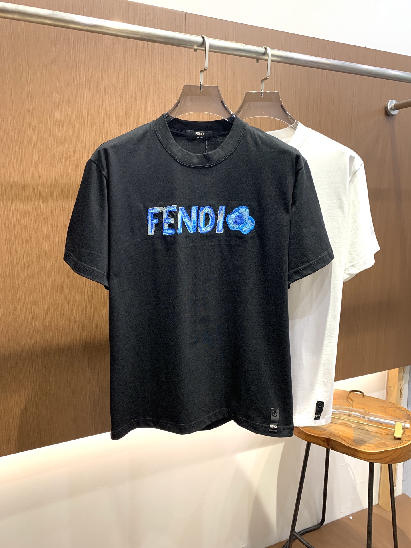 NO:761603,Fendi's 2025 new summer short-sleeved T-shirt, with unique thread embroidery technology, the exclusive debut of the personalized art series on the entire network. The versatile details are perfectly processed. The 240-gram pure cotton fabric is very exquisite. The original fabric is the same high version of the Internet celebrity star. The high-quality feel is very comfortable, fashionable and personalized. It is super versatile and good-looking. It is the same style for men and women. The color is black and white. The size is XS-L,, fendi, T-shirt, tees, t-shirt,19860909芬迪2025夏季新款短袖T恤,特色的线绣工艺,个性艺术系列全网独家首发 百搭款细节处理完美240克纯棉面料十分精致 原版面料 网红明星同款高版本 高品质手感非常舒服 时尚又个性 超级百搭好看的一款男女同款 颜色黑、白 码数XS-L,,fendi,T-shirt,tees，t-shirt,,Men's clothing