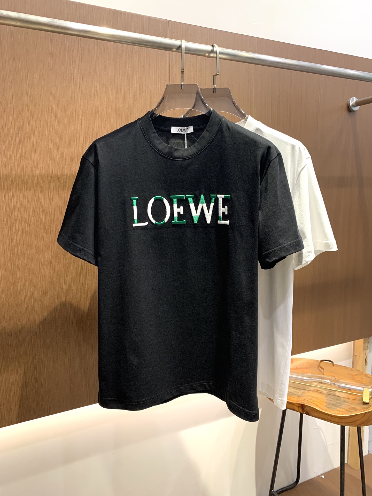 NO:761613,Loewe's 2025 new summer short-sleeved T-shirt, with unique thread embroidery technology, the exclusive debut of the personalized art series on the entire network. The versatile details are perfectly processed. The 240-gram pure cotton fabric is very exquisite. The original fabric is the same high version of the Internet celebrity star. The high-quality feel is very comfortable, fashionable and personalized. Super versatile and good-looking, the same style for men and women. Color black, white, code number XS-L,, loewe, T-shirt, tees, t-shirt,19860909罗意威2025夏季新款短袖T恤,特色的线绣工艺,个性艺术系列全网独家首发 百搭款细节处理完美240克纯棉面料十分精致 原版面料 网红明星同款高版本 高品质手感非常舒服 时尚又个性 超级百搭好看的一款男女同款 颜色黑、白 码数XS-L,,loewe,T-shirt,tees，t-shirt,,Men's clothing