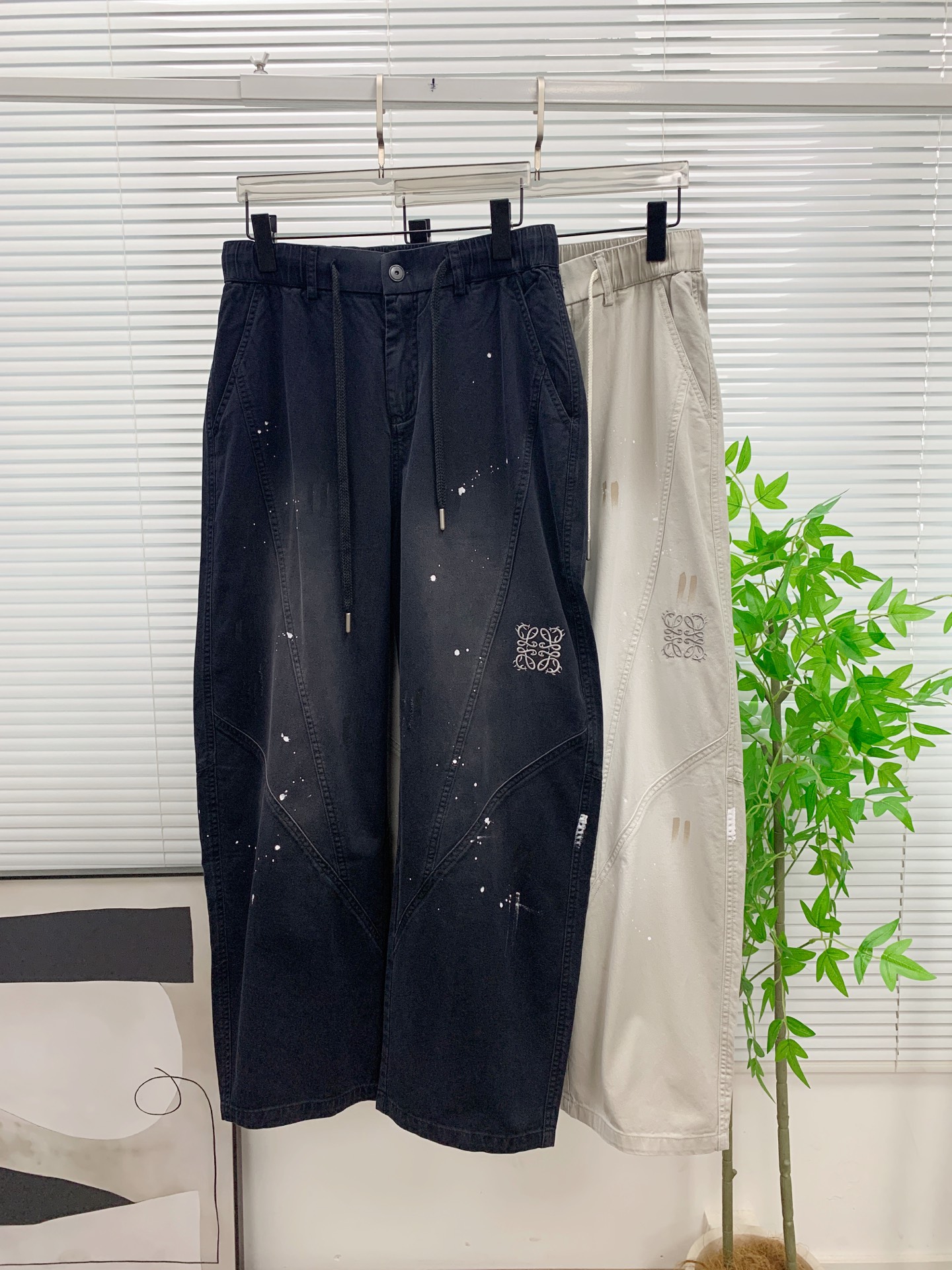 NO:906856,Loewe [new product] 26SS new casual pants. Customized cupro air-layer blended fabric, anti-wrinkle, non-sticky, anti-static, soft, comfortable and drapey. The upright upper body is stylish, and the three-dimensional cutting design elongates the leg lines, making you look taller and slimmer. The elastic waistband design allows for easy retraction and customization of the original drawstring. Highly recognizable. A casual pants suitable for many occasions, the upper body is perfect. Size 28-36 (no 35),,loewe,19860909罗意威【新品】26SS新款休闲裤.定制铜氨丝空气层混纺面料,抗皱不粘灰抗静电,面料柔软舒适有垂感.立挺上身有型、立体裁剪设计拉长腿部线条,显高显瘦.松紧腰带设计,收放自如,订制原版抽绳.辨识度极高.一款适合多种场合穿搭的休闲裤,上身绝绝子.码数28-36（无35）,,loewe,,Men's clothing