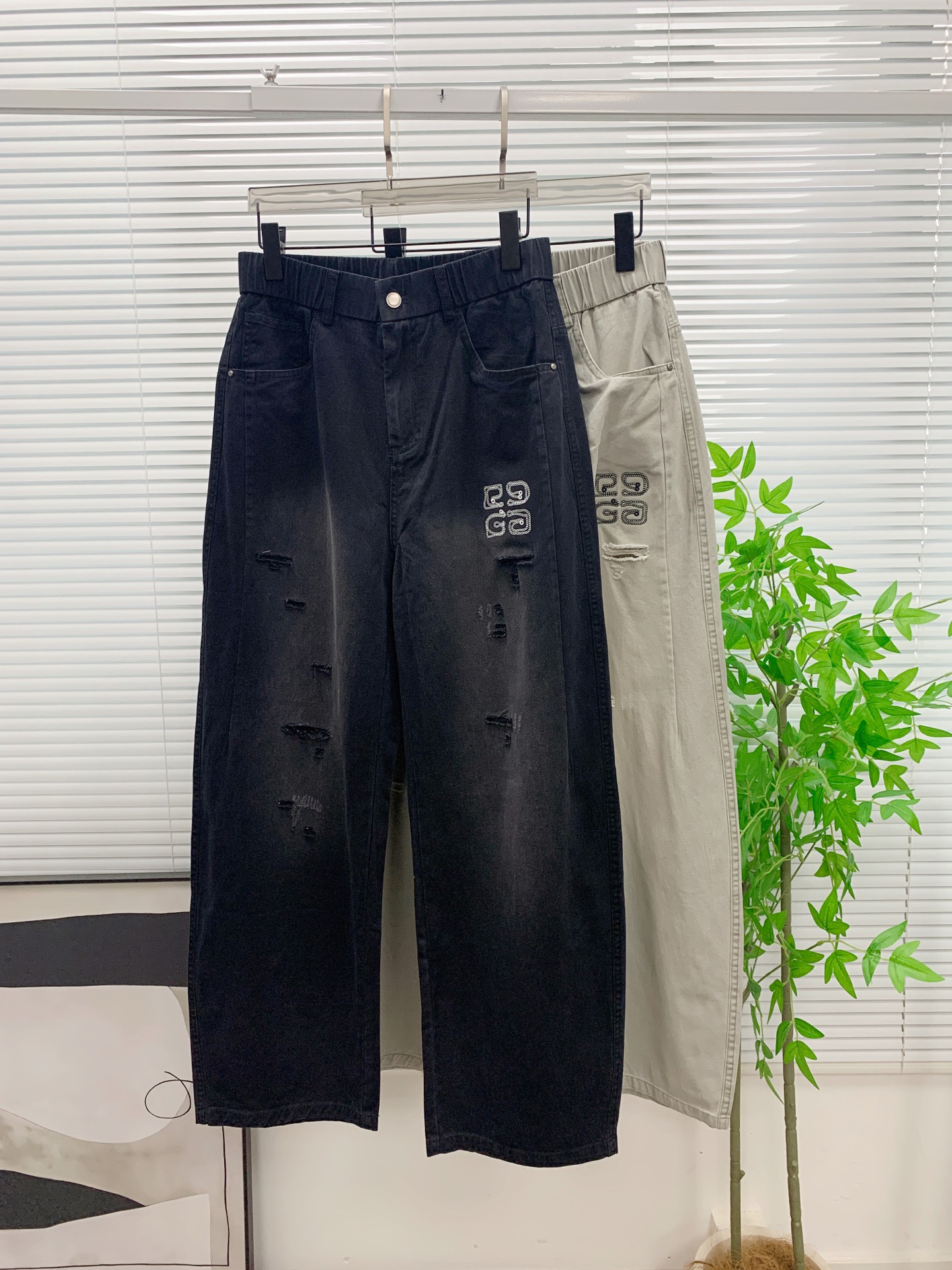 NO:906861,Givenchy [new product] 26SS new casual pants. Customized cupro air-layer blended fabric, anti-wrinkle, non-sticky, anti-static, soft, comfortable and drapey. The upright upper body is stylish, and the three-dimensional cutting design elongates the leg lines, making you look taller and slimmer. The elastic waistband design allows for easy retraction and customization of the original drawstring. Highly recognizable. A casual pants suitable for many occasions, the upper body is perfect. Size 28-36 (no 35),,givenchy,19860909纪梵希【新品】26SS新款休闲裤.定制铜氨丝空气层混纺面料,抗皱不粘灰抗静电,面料柔软舒适有垂感.立挺上身有型、立体裁剪设计拉长腿部线条,显高显瘦.松紧腰带设计,收放自如,订制原版抽绳.辨识度极高.一款适合多种场合穿搭的休闲裤,上身绝绝子.码数28-36（无35）,,givenchy,,Men's clothing