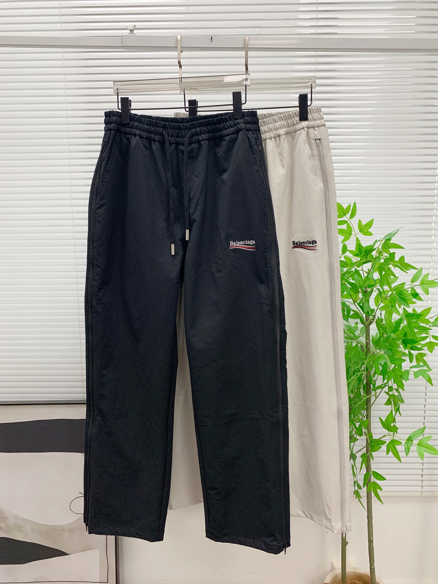 NO:906865,Balenciaga [new product] 26SS new style casual pants. Customized cupro air layer blended fabric, anti-wrinkle, non-stick, gray and anti-static. The fabric is soft, comfortable and drapey. The upright upper body is stylish, and the three-dimensional cutting design lengthens the leg lines and makes you appear taller.  Thin. Elastic waistband design, easy to retract and open, custom-made original drawstring. Highly recognizable. A casual trousers suitable for various occasions, with a perfect upper body. Size 28-36 (no 35),, balenciaga,19860909巴黎世家【新品】26SS新款休闲裤.定制铜氨丝空气层混纺面料,抗皱不粘灰抗静电,面料柔软舒适有垂感.立挺上身有型、立体裁剪设计拉长腿部线条,显高显瘦.松紧腰带设计,收放自如,订制原版抽绳.辨识度极高.一款适合多种场合穿搭的休闲裤,上身绝绝子.码数28-36（无35）,,balenciaga,,Men's clothing