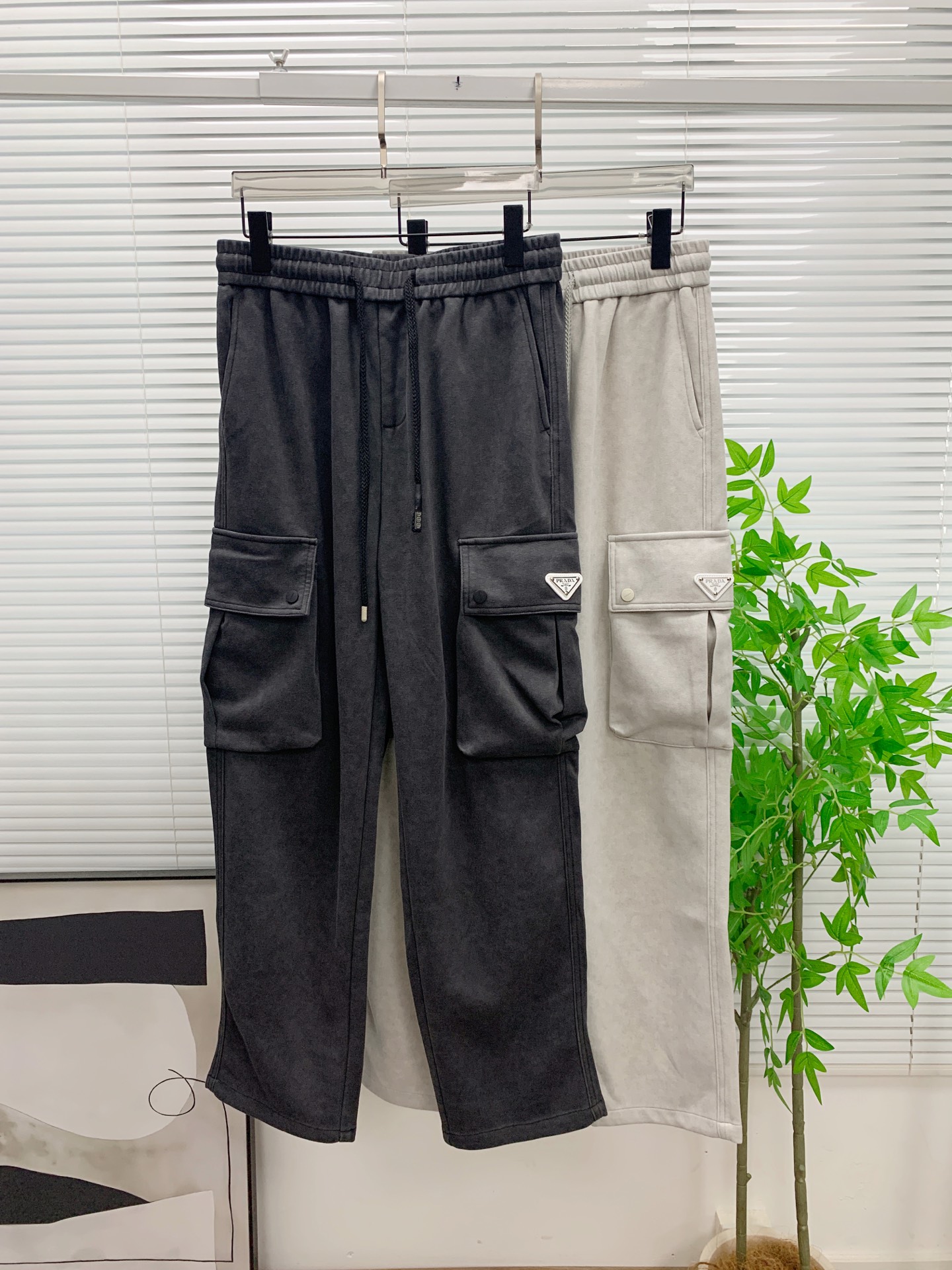 NO:906870,Prada [New Product] 26SS new casual pants. Customized cupro air-layer blended fabric, anti-wrinkle, non-sticky, anti-static, soft, comfortable and drapey. The upright upper body is stylish, and the three-dimensional cutting design elongates the leg lines, making you look taller and slimmer. The elastic waistband design allows for easy retraction and customization of the original drawstring. Highly recognizable. A casual pants suitable for many occasions, the upper body is perfect. Size 28-36 (no 35),, prada,19860909普拉达【新品】26SS新款休闲裤.定制铜氨丝空气层混纺面料,抗皱不粘灰抗静电,面料柔软舒适有垂感.立挺上身有型、立体裁剪设计拉长腿部线条,显高显瘦.松紧腰带设计,收放自如,订制原版抽绳.辨识度极高.一款适合多种场合穿搭的休闲裤,上身绝绝子.码数28-36（无35）,,prada,,Men's clothing
