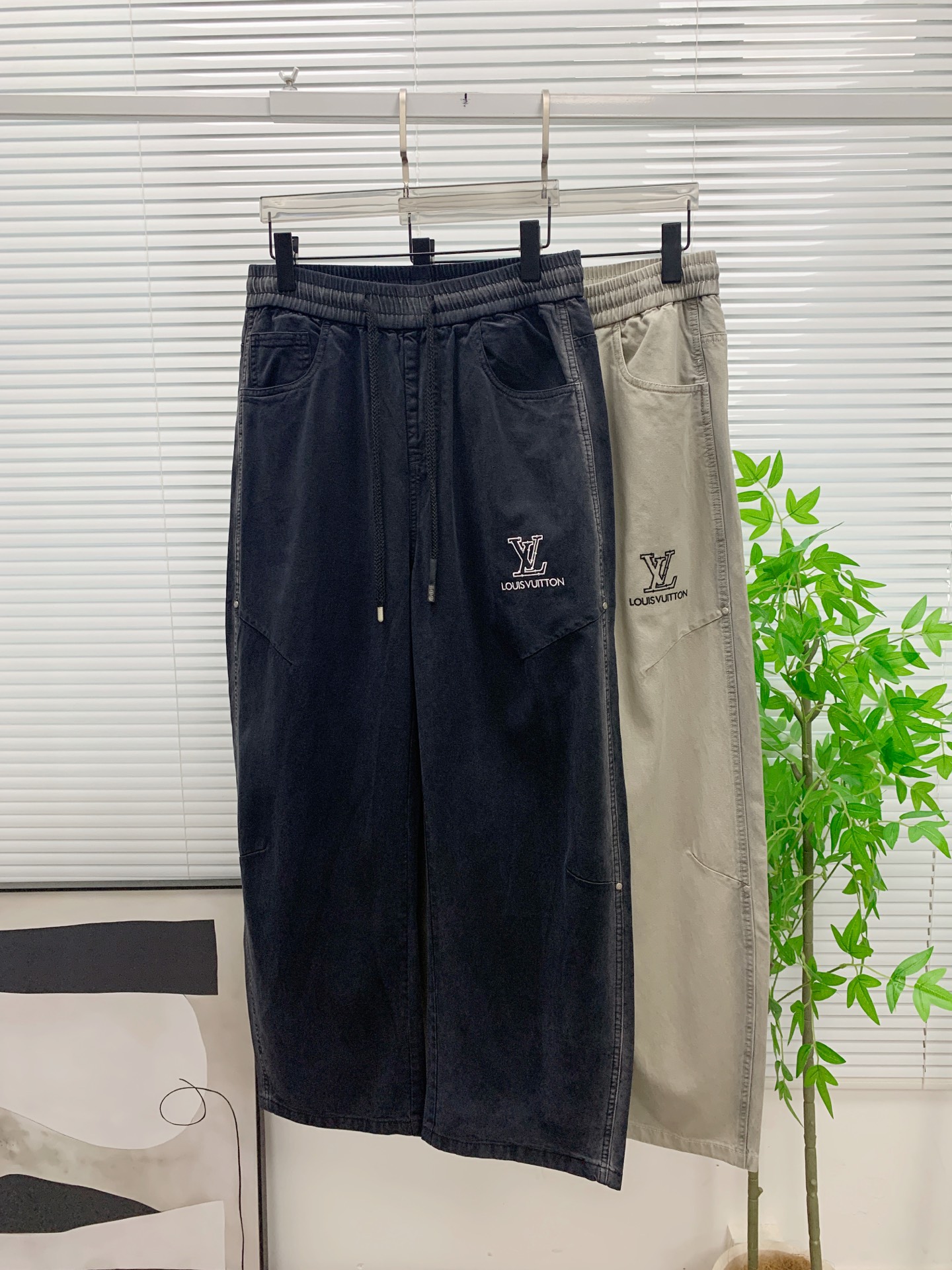 NO:906875,LV [new product] 26SS new casual pants. Customized cupro air-layer blended fabric, anti-wrinkle, non-sticky, anti-static, soft, comfortable and drapey. The upright upper body is stylish, and the three-dimensional cutting design elongates the leg lines, making you look taller and slimmer. The elastic waistband design can be freely retracted and retracted, and the customized original drawstring is highly recognizable. A casual pants suitable for various occasions, the upper body is perfect. Size 28-36 (no 35),, louis  vuitton,19860909LV【新品】26SS新款休闲裤.定制铜氨丝空气层混纺面料,抗皱不粘灰抗静电,面料柔软舒适有垂感.立挺上身有型、立体裁剪设计拉长腿部线条,显高显瘦.松紧腰带设计,收放自如,订制原版抽绳.辨识度极高.一款适合多种场合穿搭的休闲裤,上身绝绝子.码数28-36（无35）,,louis vuitton,,Men's clothing